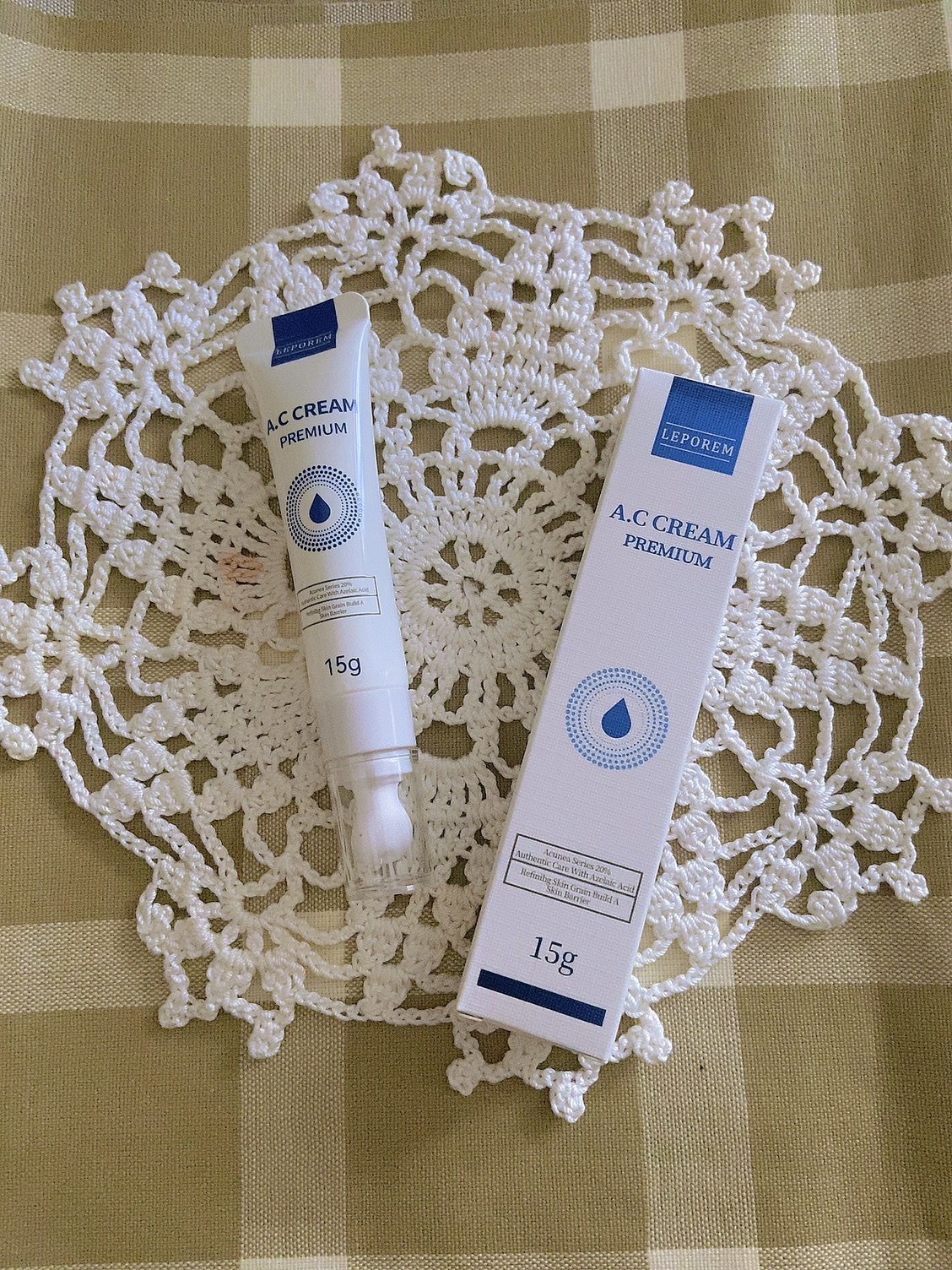 純アゼライン酸20％配合【A.CクリームPREMIUM】

ホルモンバランスが崩れる時期は毎月肌荒れに悩む私…そんな中で使ってみた、LEPOREMのA.CクリームPREMIUM！

こちらは純アゼライン酸20％配合で皮脂の過剰分泌による肌ト