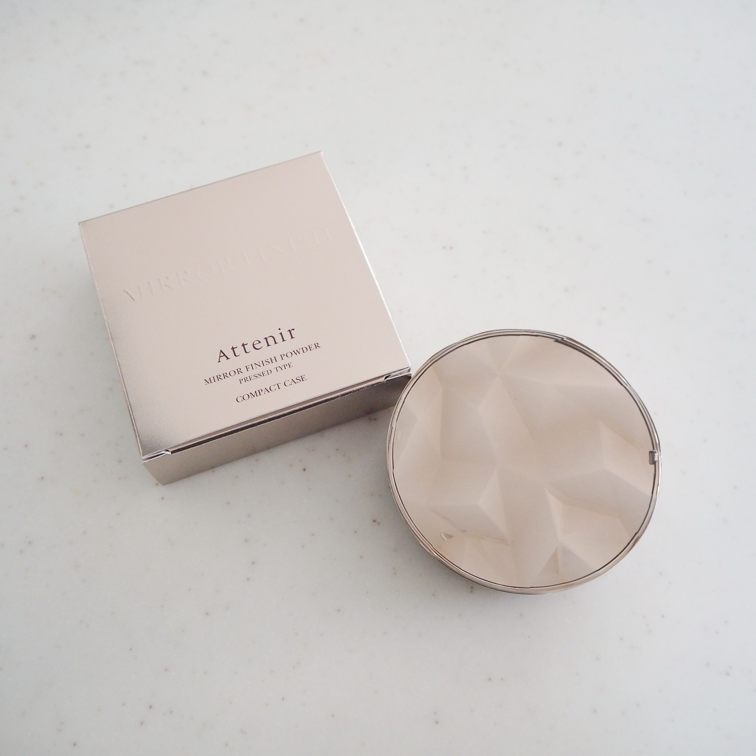 アテニア  ミラーフィニッシュパウダー

お手ごろお値段で、優秀👏


専用パフでクルクルと肌を磨くだけで究極の「美キメ」を作り出し、まるで光を反射するミラーのような輝きとツヤを与えるフェイスパウダー
SPF15・PA++
無香料、無鉱物