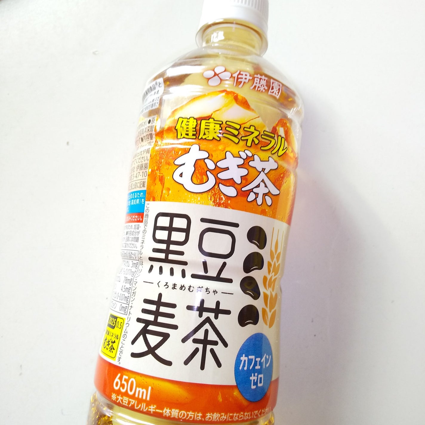 ピー on LIPS 「#カフェインゼロ#黒豆麦茶#伊藤園#ミネラル麦茶650ml#ビ..」(1枚目)