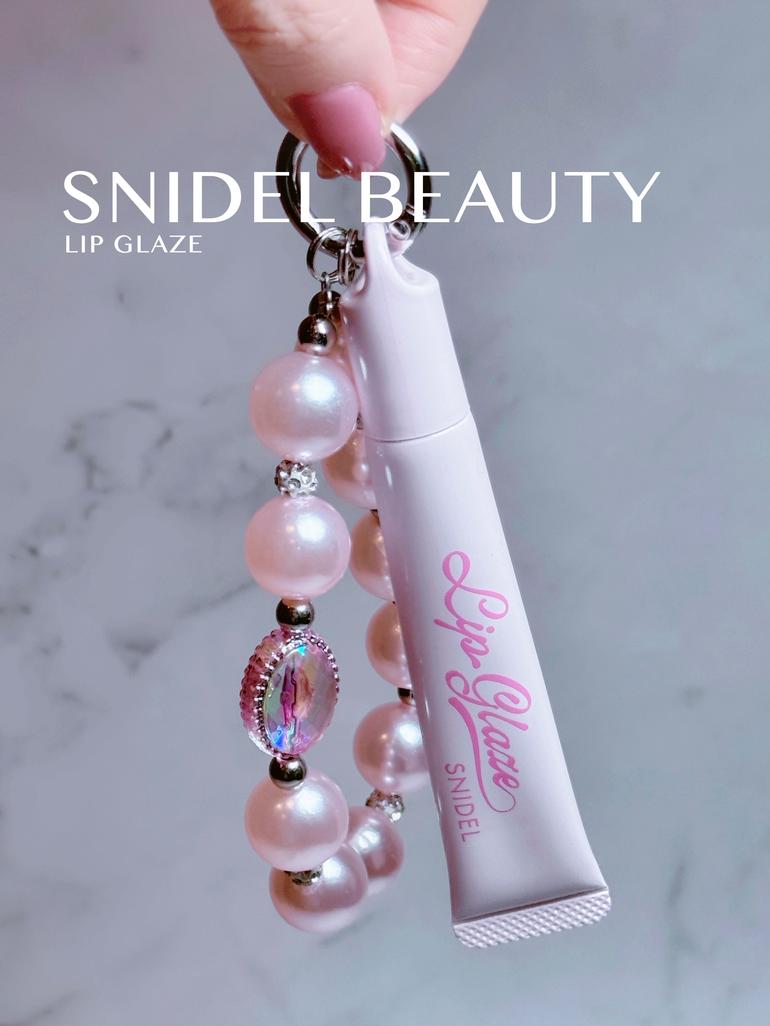 本日発売⟡SNIDEL BEAUTYからガラス玉みたいにちゅるんと色づくプランプリップグロス「リップグレイズ」が新登場🫧

オイルが唇の縦シワに入りこみ膜厚にコーティング✨ぷるんとジューシーな仕上がりに！

私は04 Mirror Mir
