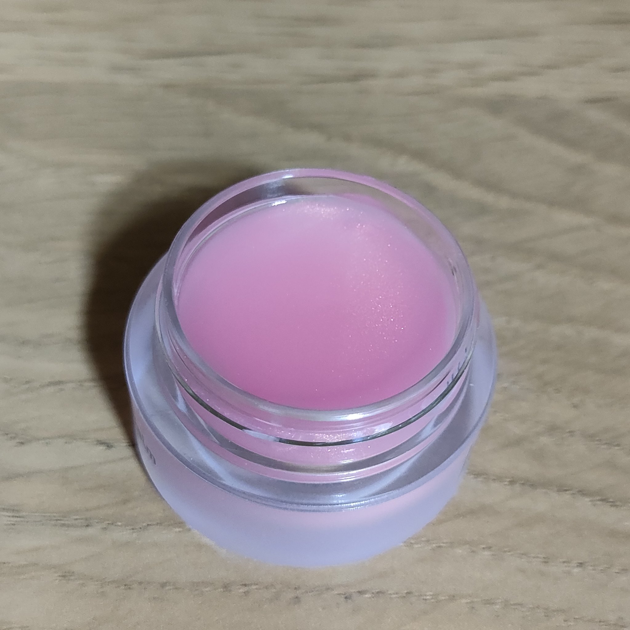 皮膚科クリニックと共同開発された人気リップセラムと同じ美容成分を配合していて、
さらにパールを増量。塗った瞬間から、自然な立体感とツヤを演出してくれます。

マカダミアナッツ油やスクワランなどの天然由来保湿成分が、
乾燥しやすい唇にしっかり