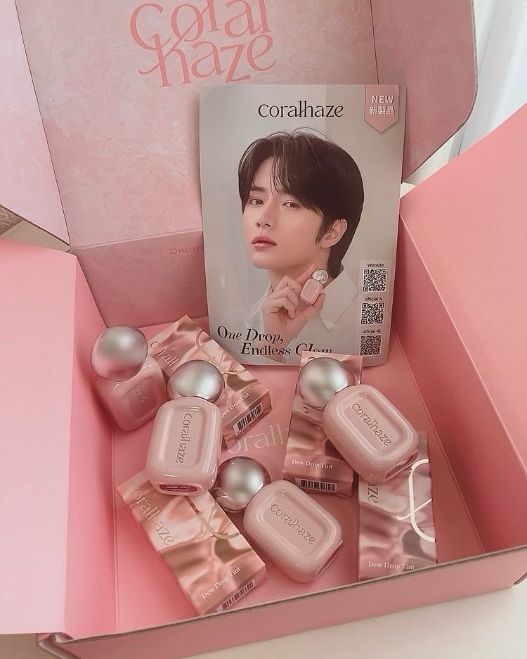 コーラルヘイズ
デューコーティンググロウ

水滴を一粒垂らしたような"うるツヤ水膜"ティント💧
さらっと軽い付け心地なのにパンテノール、ヒアルロン酸、ツボクサエキス配合でリップケアまで✨

うるちゅる具合がすごくかわいい🫧🥺💕
見た