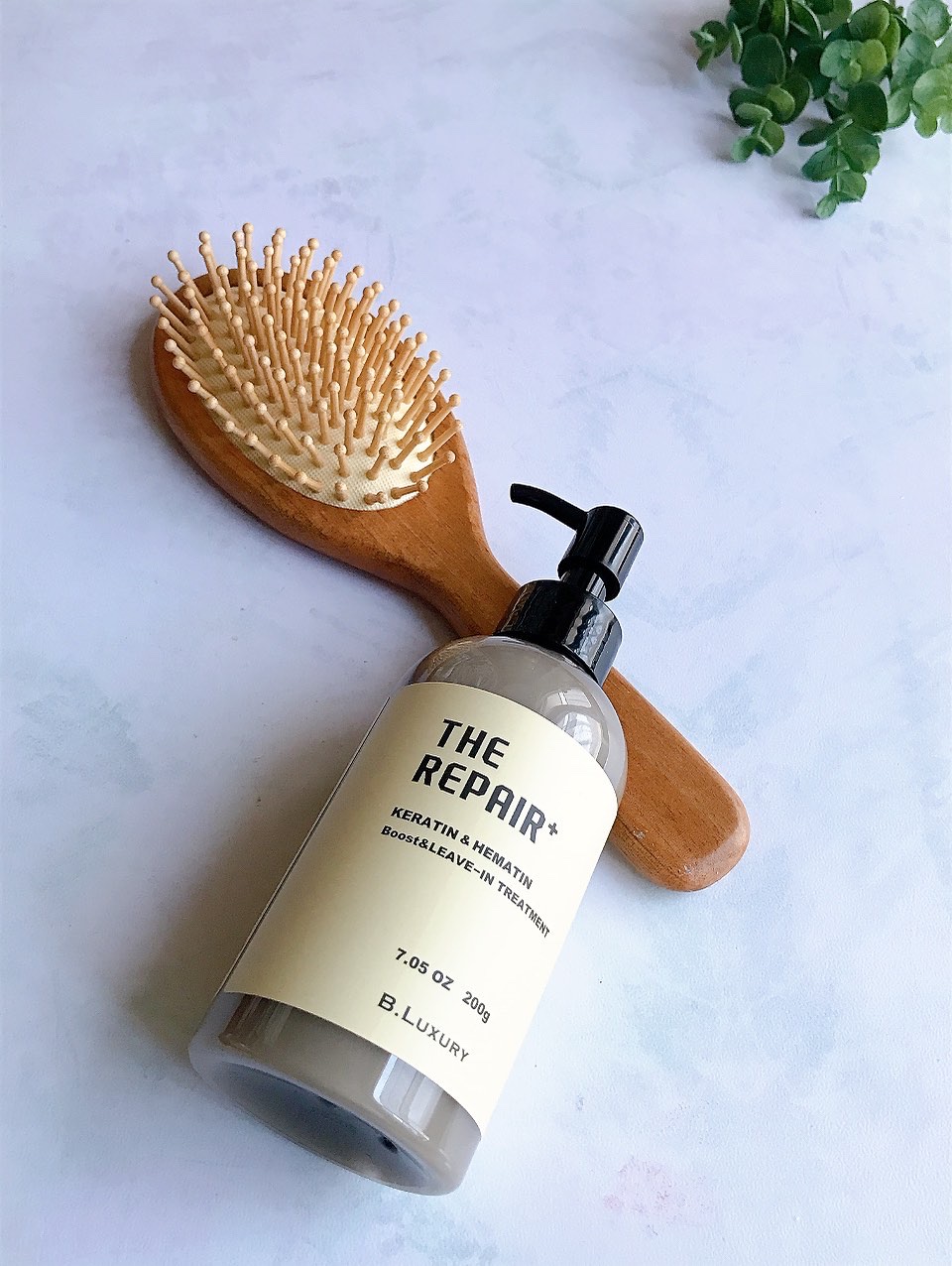 こちらのアイテムはケラチン※1 ＆ ヘマチン※2 配合のヘア用美容液（洗い流さないタイプ）なのだそう‼️

※1 毛髪補修・保湿サポート成分
※2 カラー後のケアや毛髪補修をサポートする成分

質感ケアをサポートする成分「ケラチン」と「ヘマ