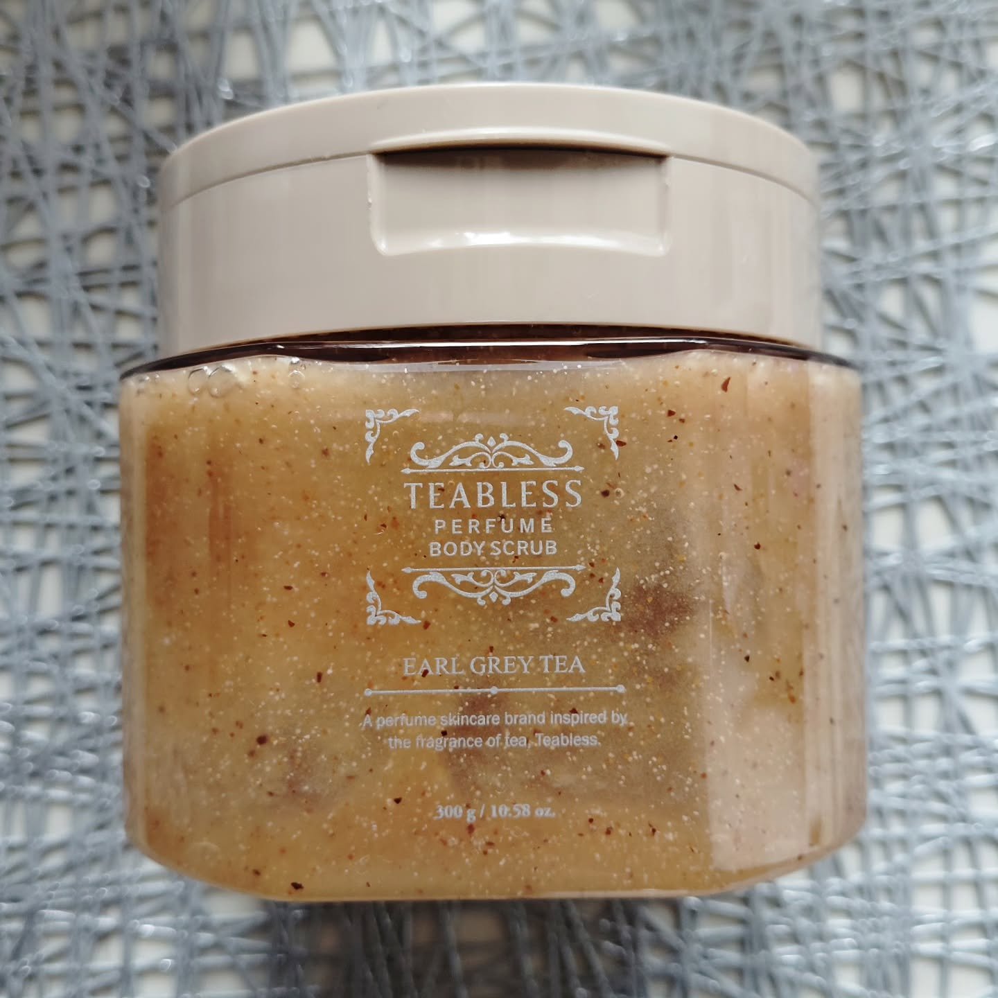 TEABLESS 
●アールグレイティーボディスクラブウォッシュ
たっぷり300グラム🧡

ティーブレスといえば
紅茶缶のような可愛いデザインに、
香りの良さが定評ありですね！

こちらのスクラブは
ゆるく滑らかなテクスチャー
香りが良く