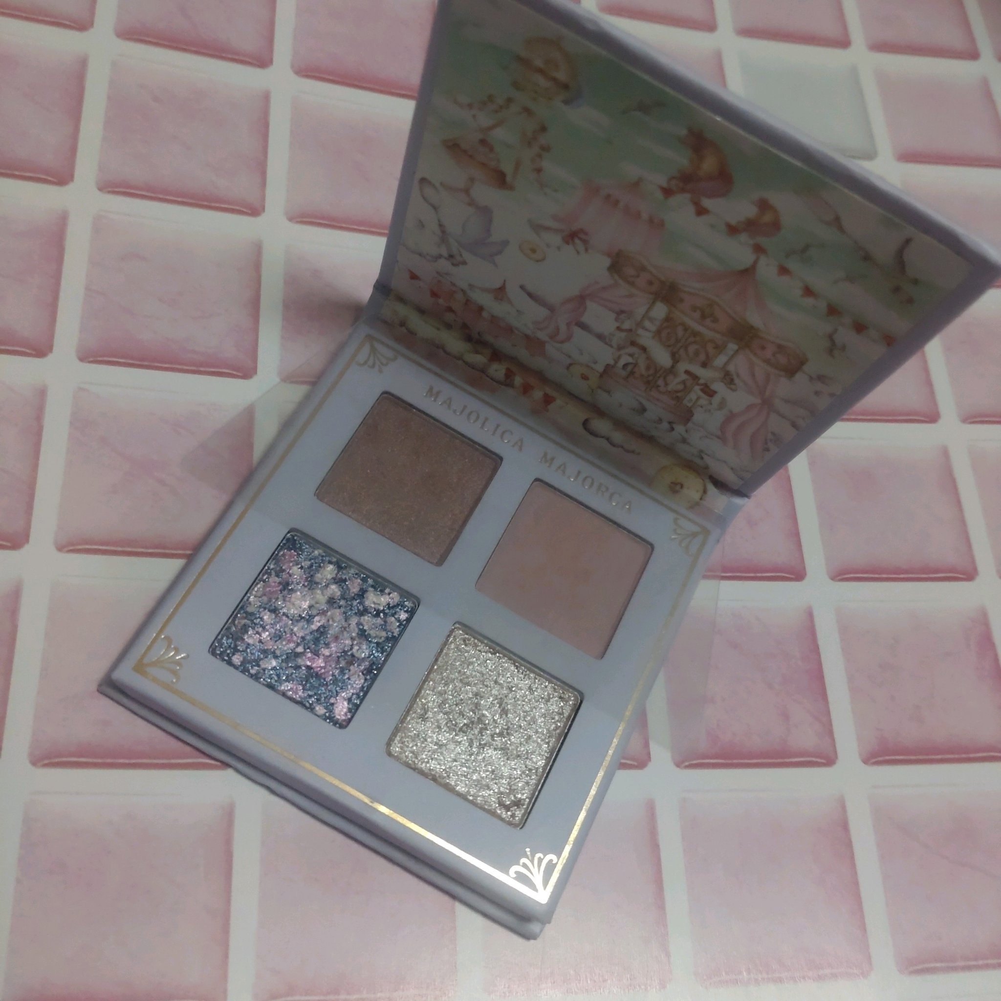 実は持ってるシリーズ

マットが入ってるの嬉しい！
マットアイシャドウであとからラメとか足すのが自分的にはバランスが取りやすい気がしてます
ラメラメすぎたり大粒だと似合わないから、マットかパールが大事

今パッケージの裏側見たら韓国製だった