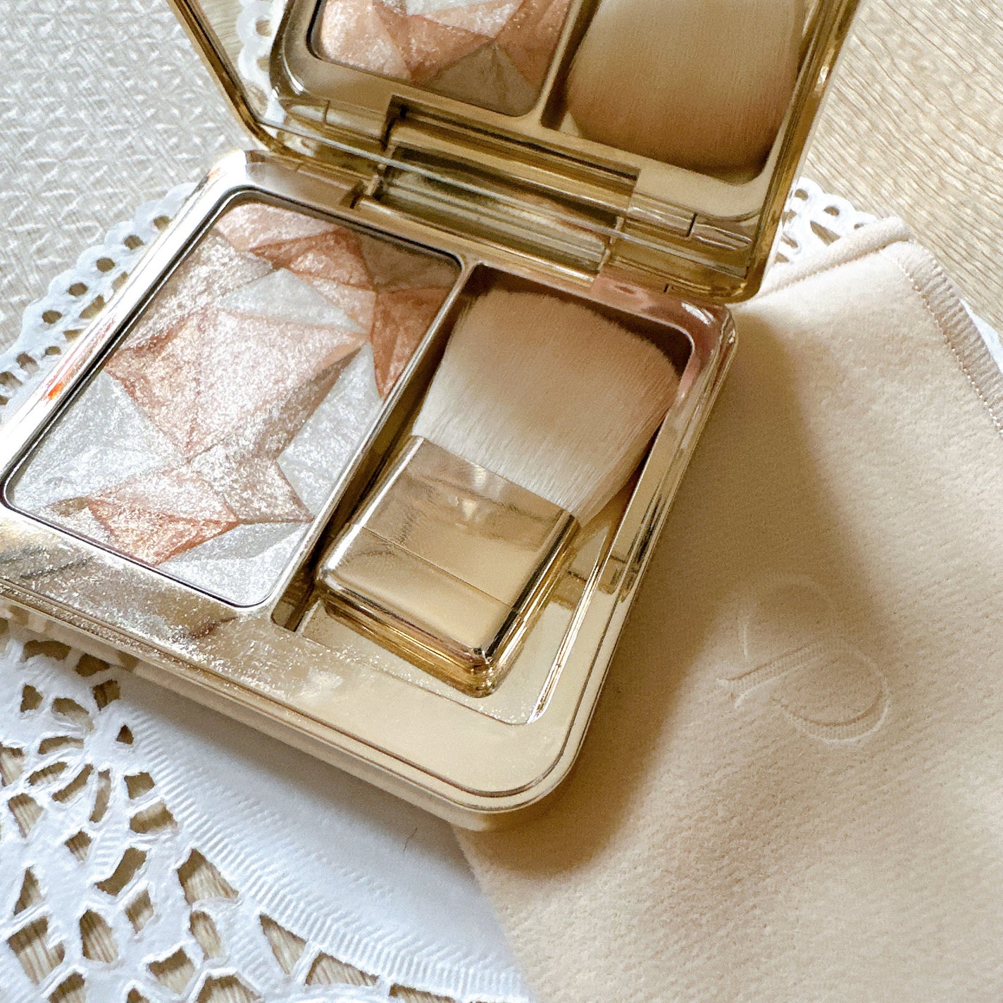 ル・レオスールデクラ /クレ・ド・ポー ボーテ/パウダーハイライトを使ったクチコミ(3枚目)