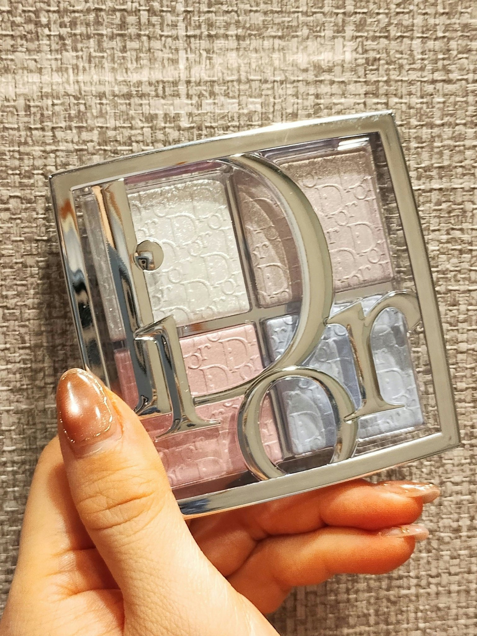 つやつやになるフェイスパウダー＆チーク💗
もう仕上がりは、、透明感爆誕でした✨

【使った商品】
Diorバックステージ グロウ マキシマイザー パレット
002フロステッド オパール グロウ
【商品の特徴】フェイスパウダー　チークカラー