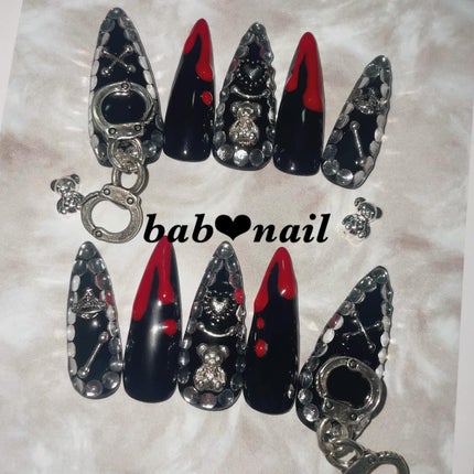 ばぶnail❤︎ネイルチップ on LIPS 「💉ゴシック×地雷系ネイルチップ💉
❤︎ブラックベースにシ..」(1枚目)