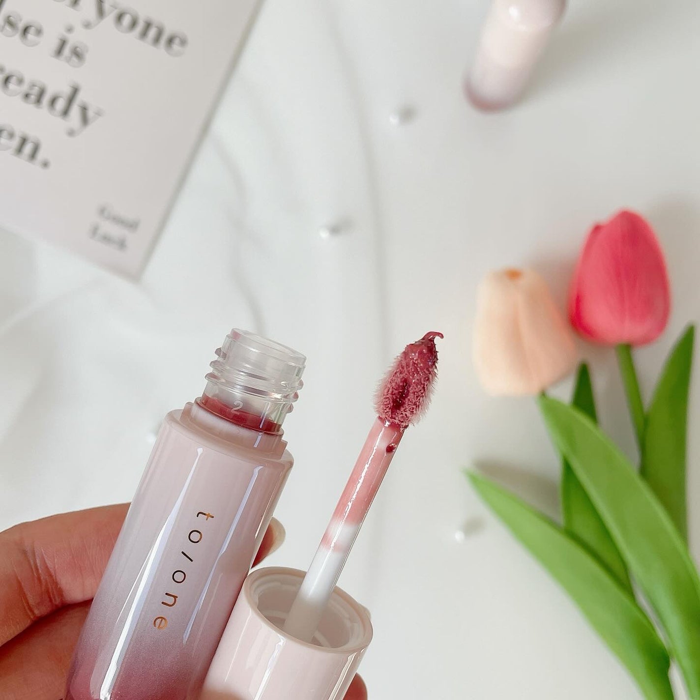 トーン ペタル ブルーミング グロス/to/one/リップグロスを使ったクチコミ(3枚目)