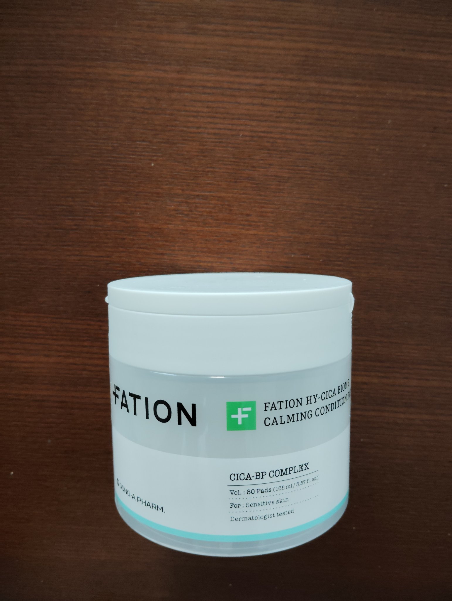 FATION　ハイ-シカ バイオーム カーミング コンディション パッド

内蔵のピンセットを使用しパットを１枚取り出し洗顔の後目元を除いた顔全体わー肌のキメにそって優しく拭き取ります。
１枚がめっちゃでかいから使いやすい✌️