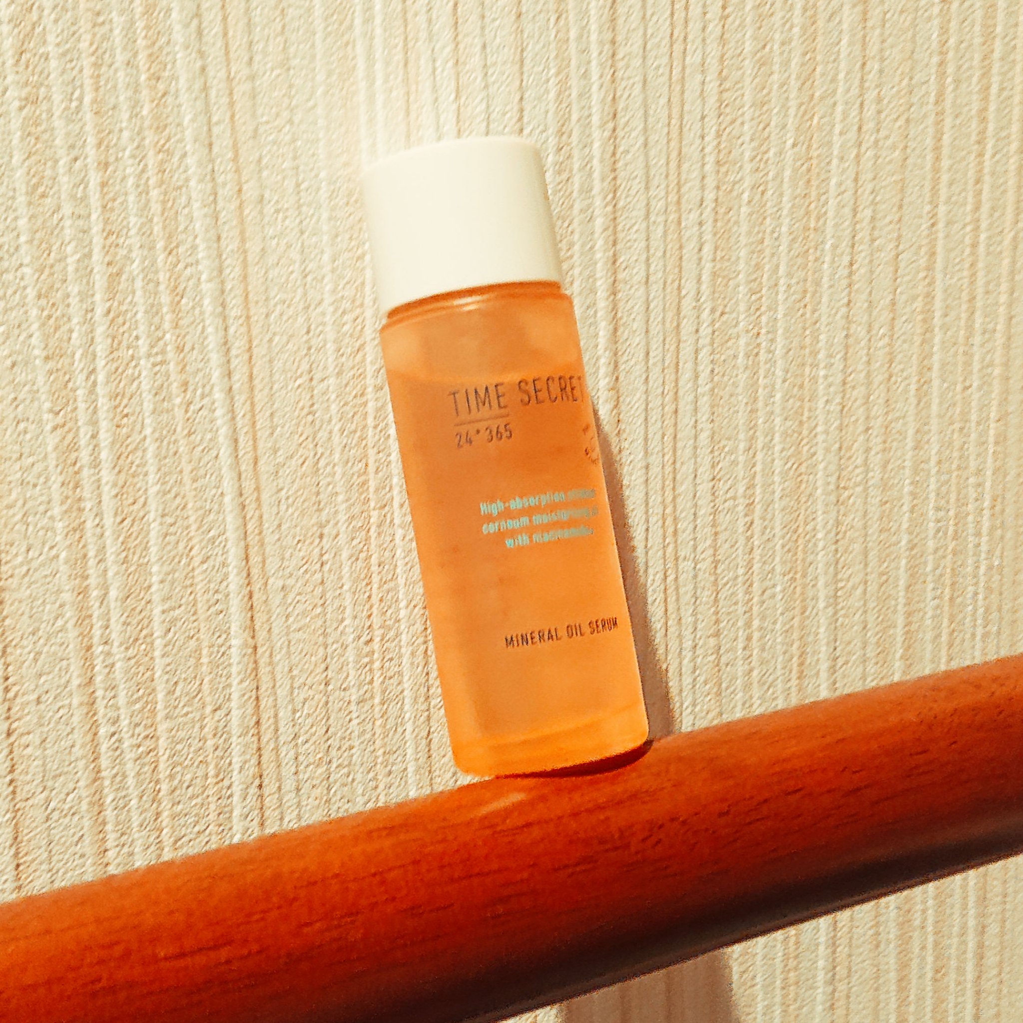 【使った商品】TIME SECRETミネラル オイルセラム
【商品の特徴】いつものお手入れにプラスして表情の動きにも負けな柔軟なお肌へ オイルがお肌を柔軟にほぐしうるおい美容液成分が角層まで浸透します うるおいを与えてふっくらモチ肌に整え、
