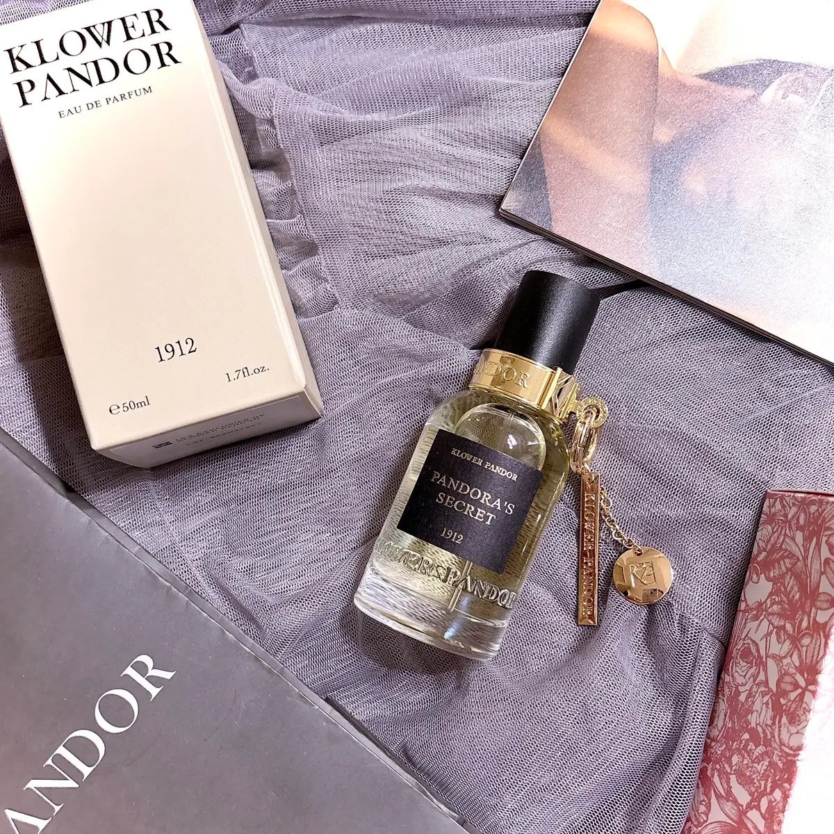 KLOWER PANDOR
THE PANDORA SERIES 1912

親しみやすいフローラルなのに上品な
香りが魅力的なフレグランス🌸
  #コスメ購入品
チャームもボトルデザインも好き…♡


TOP：牡丹、ライチ
MIDDLE