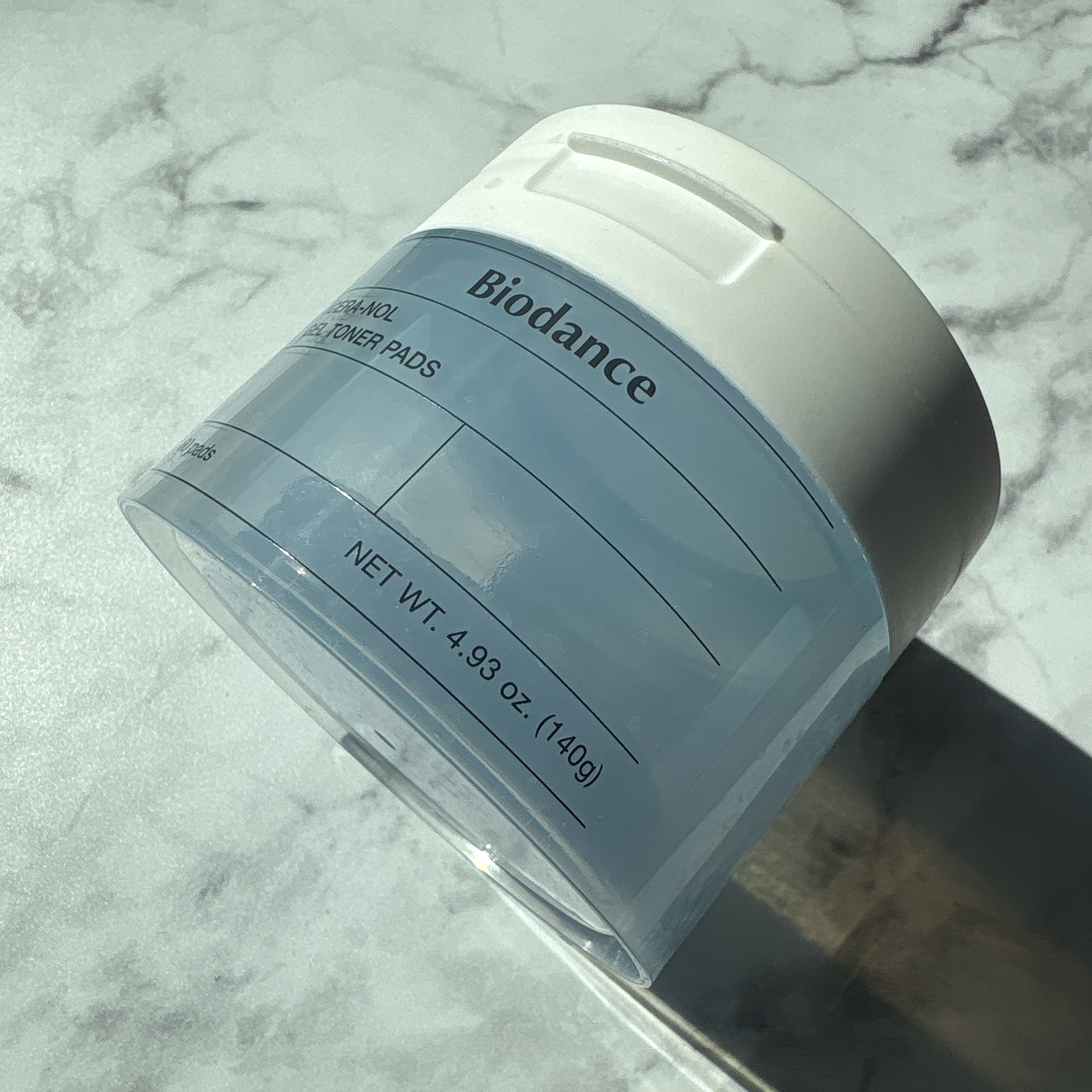 ＼Biodance／

Biodance（バイオダンス）
セラノールゲルトナーパッド

ピンセット付きで、保水液で角質ケアができる拭き取りパッド。
形は丸型タイプ。

ゼリーのようなぷるぷるテクスチャーで、見た目はかわいいけど…

正直、ぷ