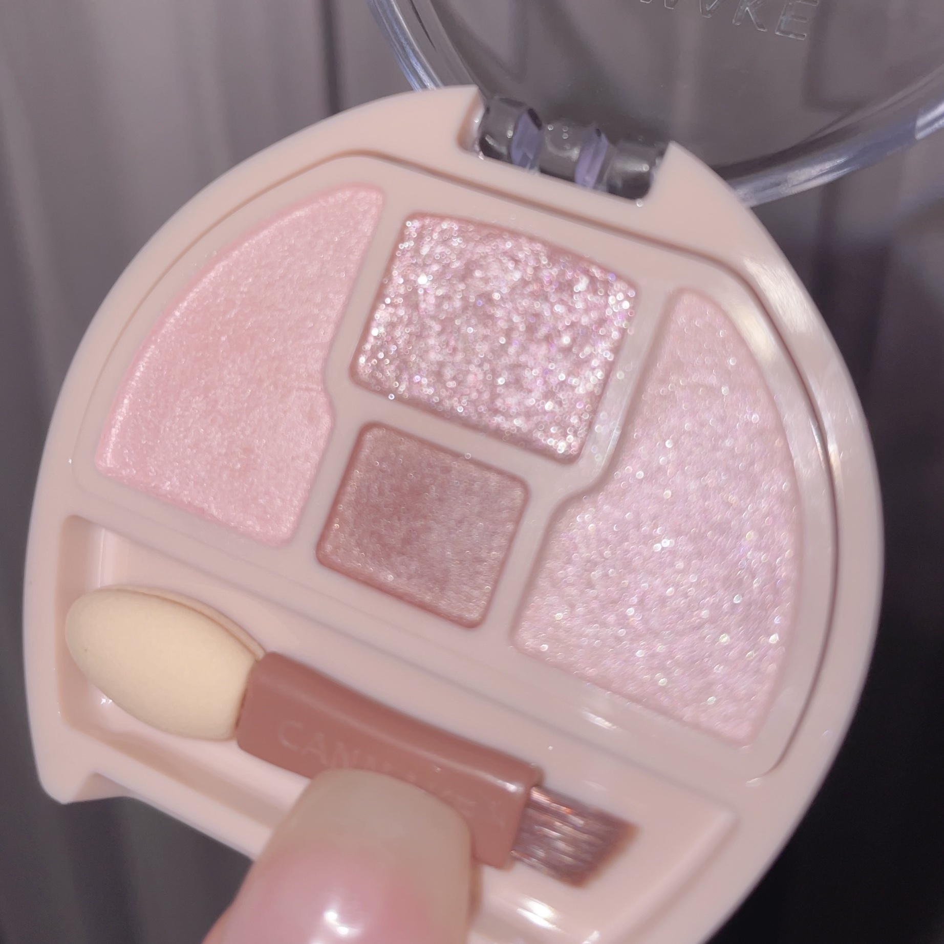 チュチュプランぷくあまりにもブルベドンピシャ色すぎる、、、
白み強めだけど浮かない、むしろ涙袋無し民的にこれくらいしっかり色のる方がありがたい



