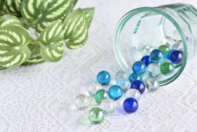 ガラス瓶とビー玉