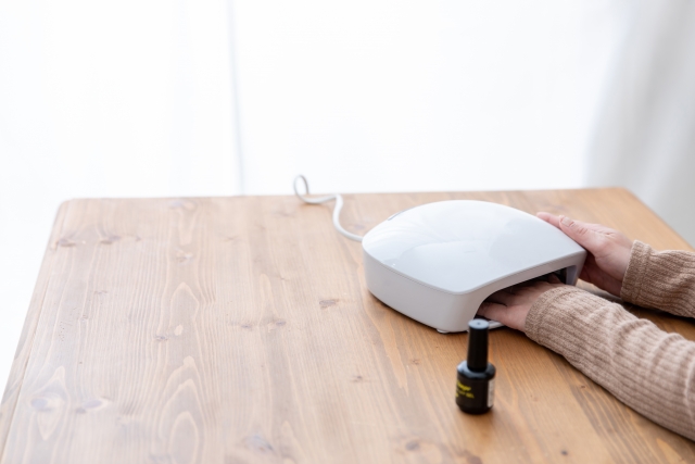 ジェルネイルをLEDライトで硬化している様子