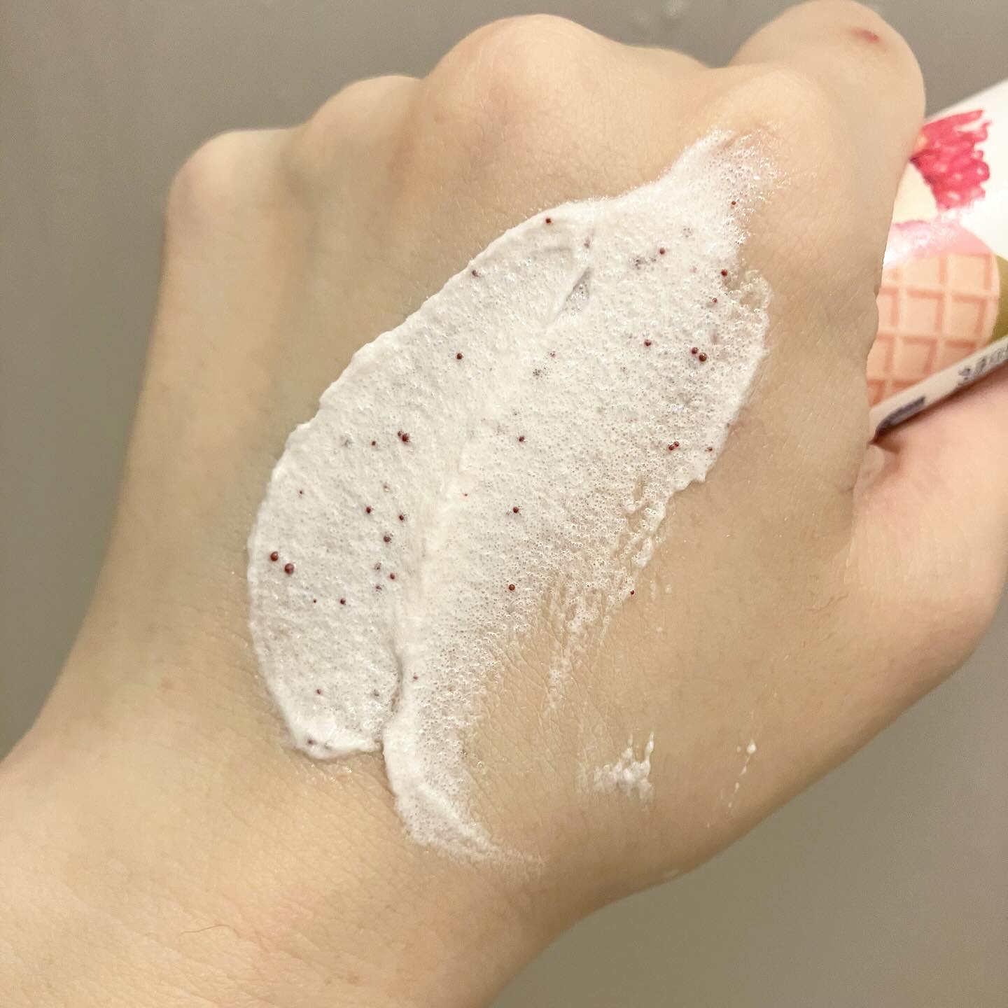 ダヴ ふわとろクリーミースクラブ ザクロ＆シアバター/ダヴ/ボディスクラブを使ったクチコミ（3枚目）