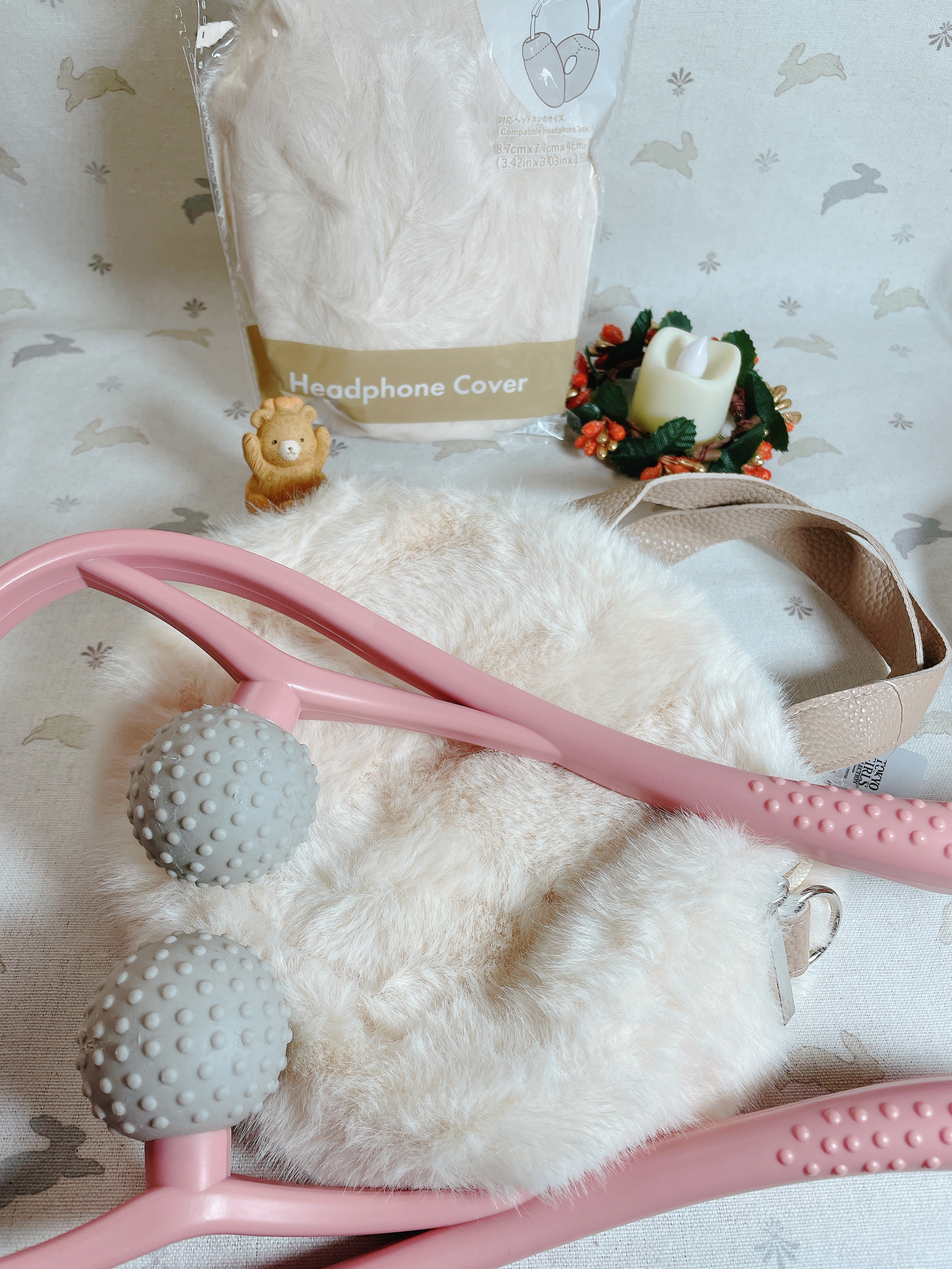 ダイソーさん購入品です🥰

マッサージ器は目に良いツボをマッサージしやすいと聞いたのでお迎え✨️
グレーのボールが気持ちいい🤭💕

ヘッドホン用カバーは耳が痛くならないように🎧𓈒 𓂂𓏸
冬場イヤーマフとしても役立つかな😆

