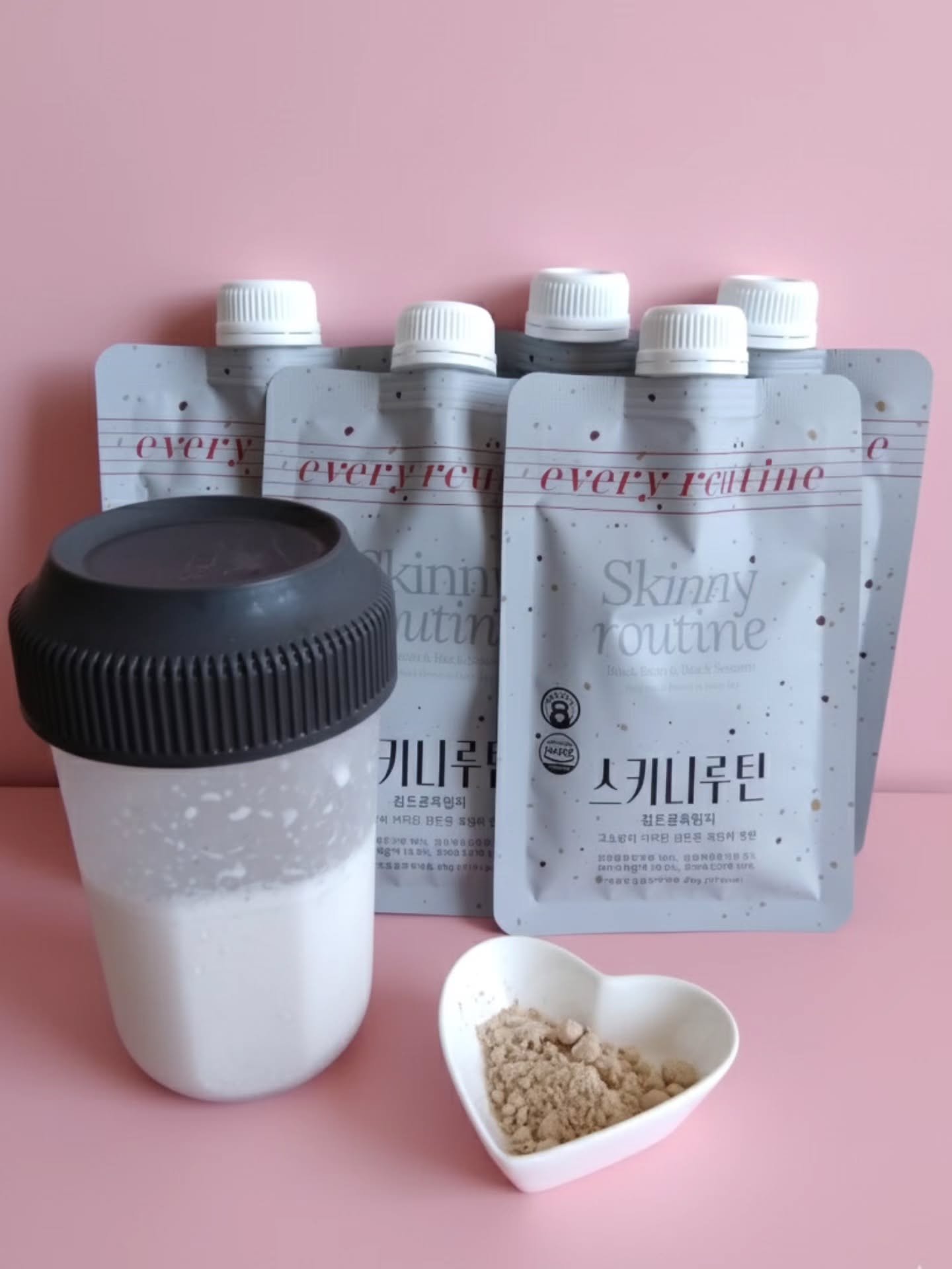 韓国🇰🇷で大人気のプロテインシェイク

@everyroutine_jp

スキニールーティン シェイク

3種類
🔸黒豆・黒ごま
（香ばしさたっぷりの黒豆・黒ごま）
🔸オキバリ
（オート麦とキウイ、バナナ、ベリーの甘いハーモニー）