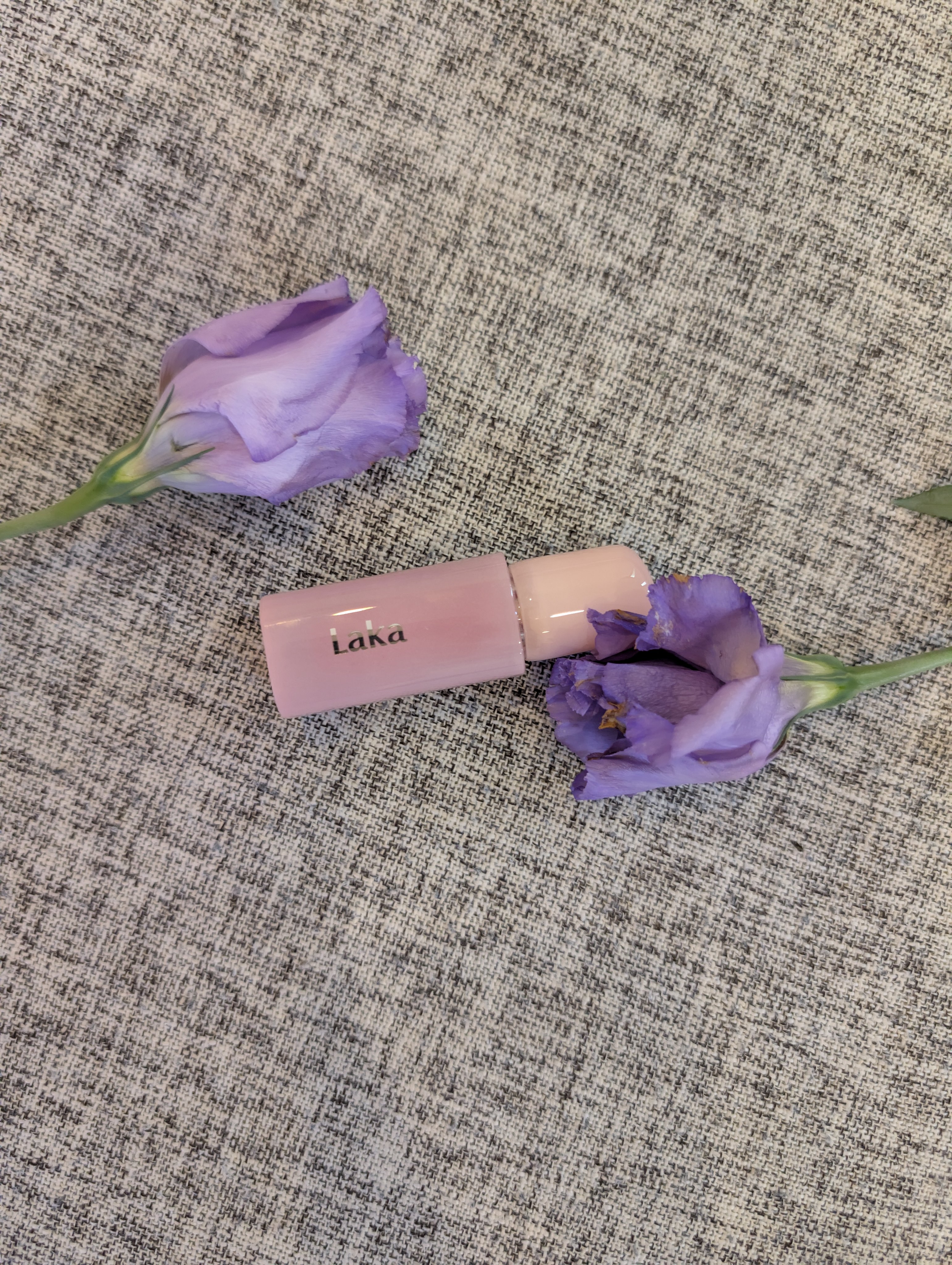 ポッピングバルーンティント　509ディライトフル

塗ると清涼感を少し感じるような塗心地で、ティントですがサラッとしたテクスチャで伸びがよく、きれいな発色です。

重ね付けすると色味も変わってくるのでお気に入りの色味にすることができそうです