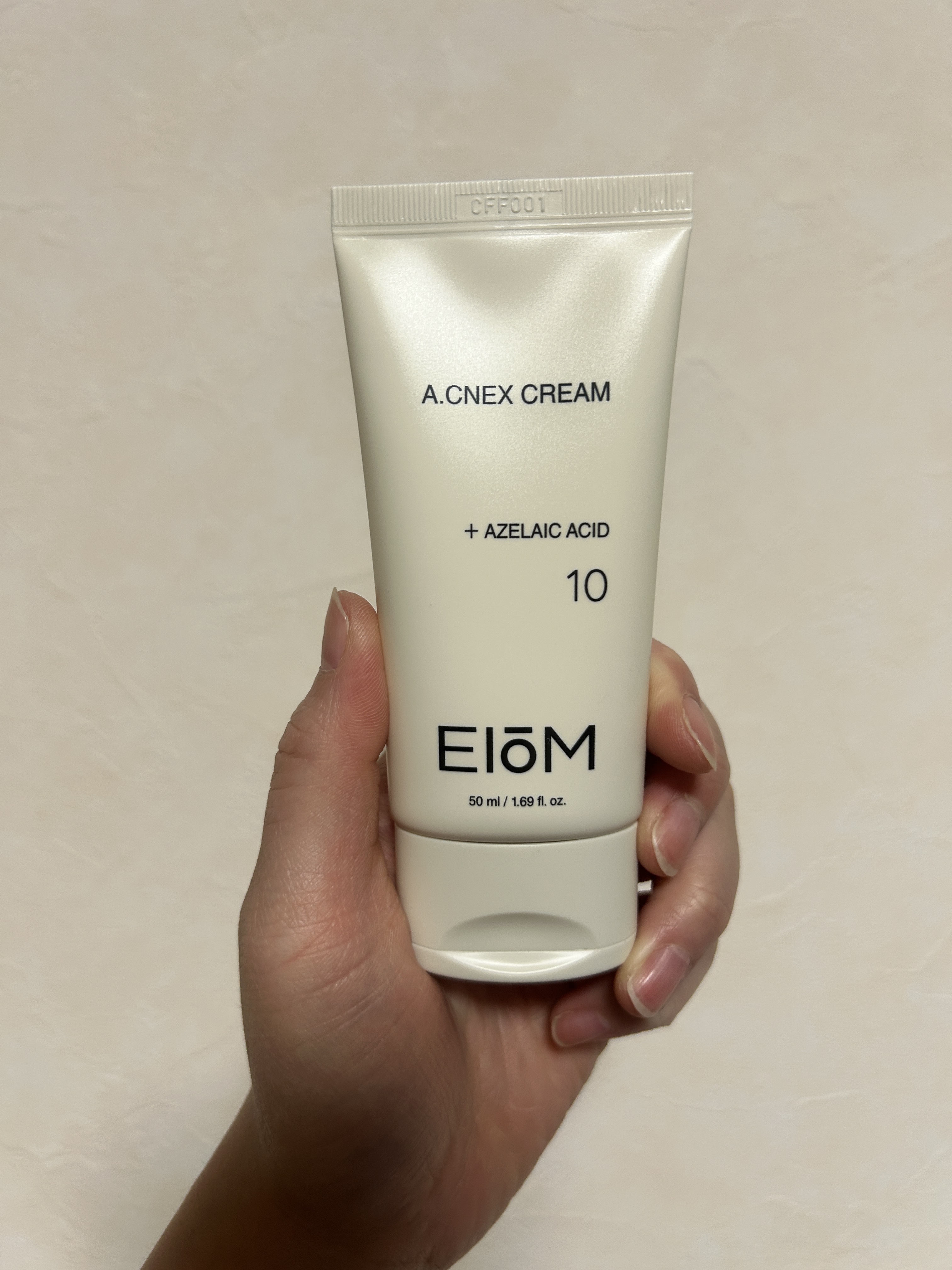 使い始めて最初の数日は、塗った瞬間に少しピリッとした刺激を感じました。
でも、それが収まるとすぐに肌がすべすべになっているのが分かって、「あ、効いてるな」って思いました。

ニキビ跡の赤みや、あご周りのポツポツが気になっていたんですが、使い