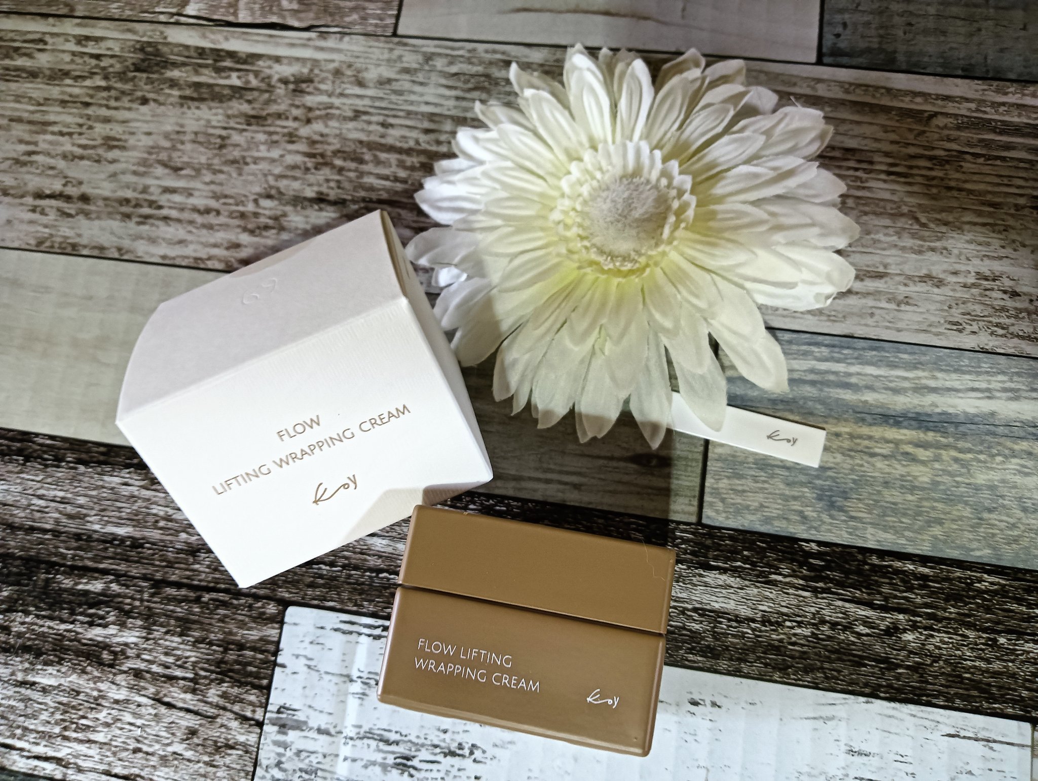 落ち着いたパッケージとボトルに一目惚れ。
「koy ラッピングクリーム」は、ジェルとクリームのいいとこどりで、なめらかなテクスチャーとベタつかない仕上がり。
美容成分のツブツブカプセル配合で、女優コ・ヒョンジョンさん愛用クリーム。 
2週間
