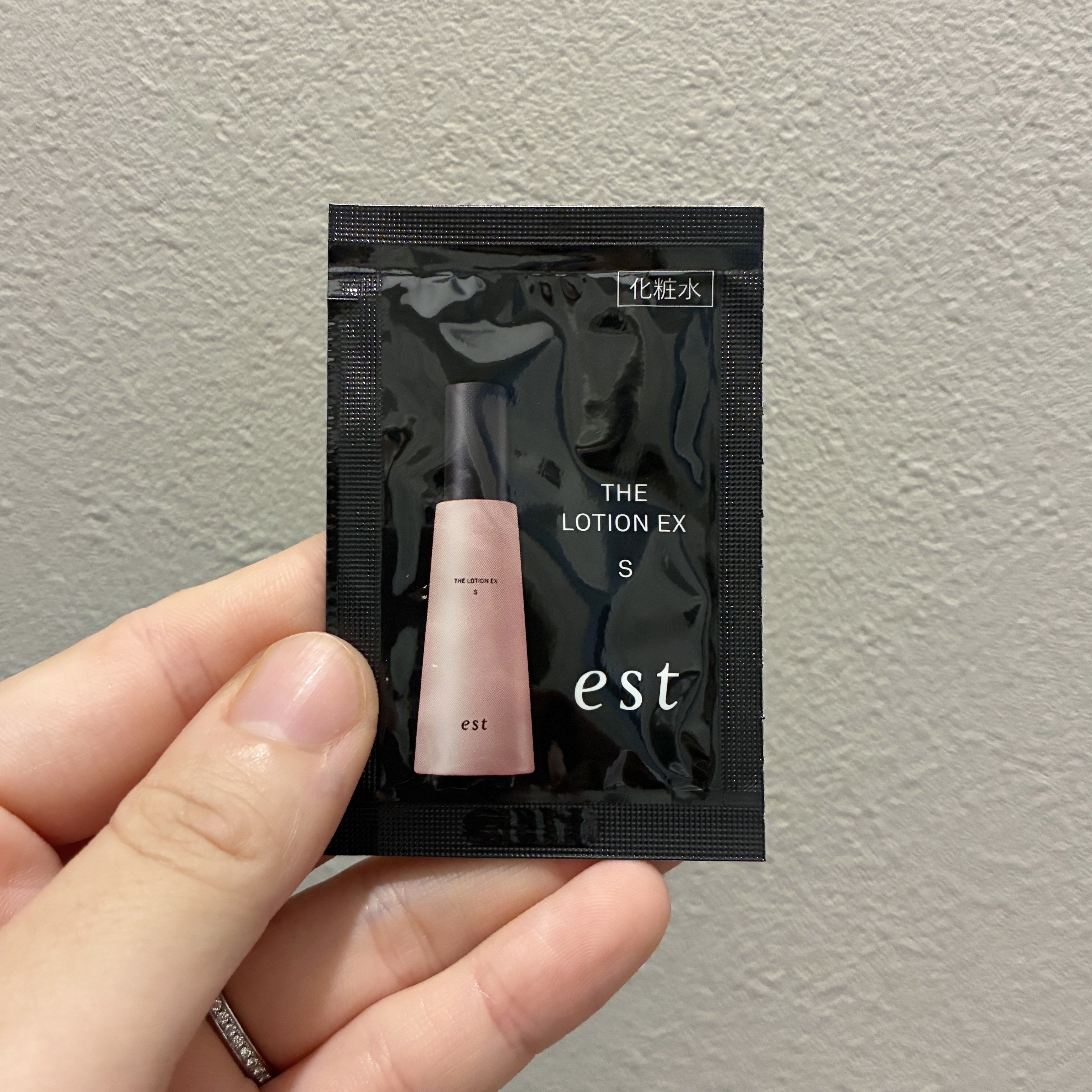 【エスト ザ ローション EX S】

【砂漠のような乾燥環境でも乾かない】
という発想から生まれた
主力のベーシックラインをさらに進化させた
新・砂漠スキンケアを開発✨

肌につけた瞬間お肌にぐーっと入っていくのがわかって
素晴らしかった