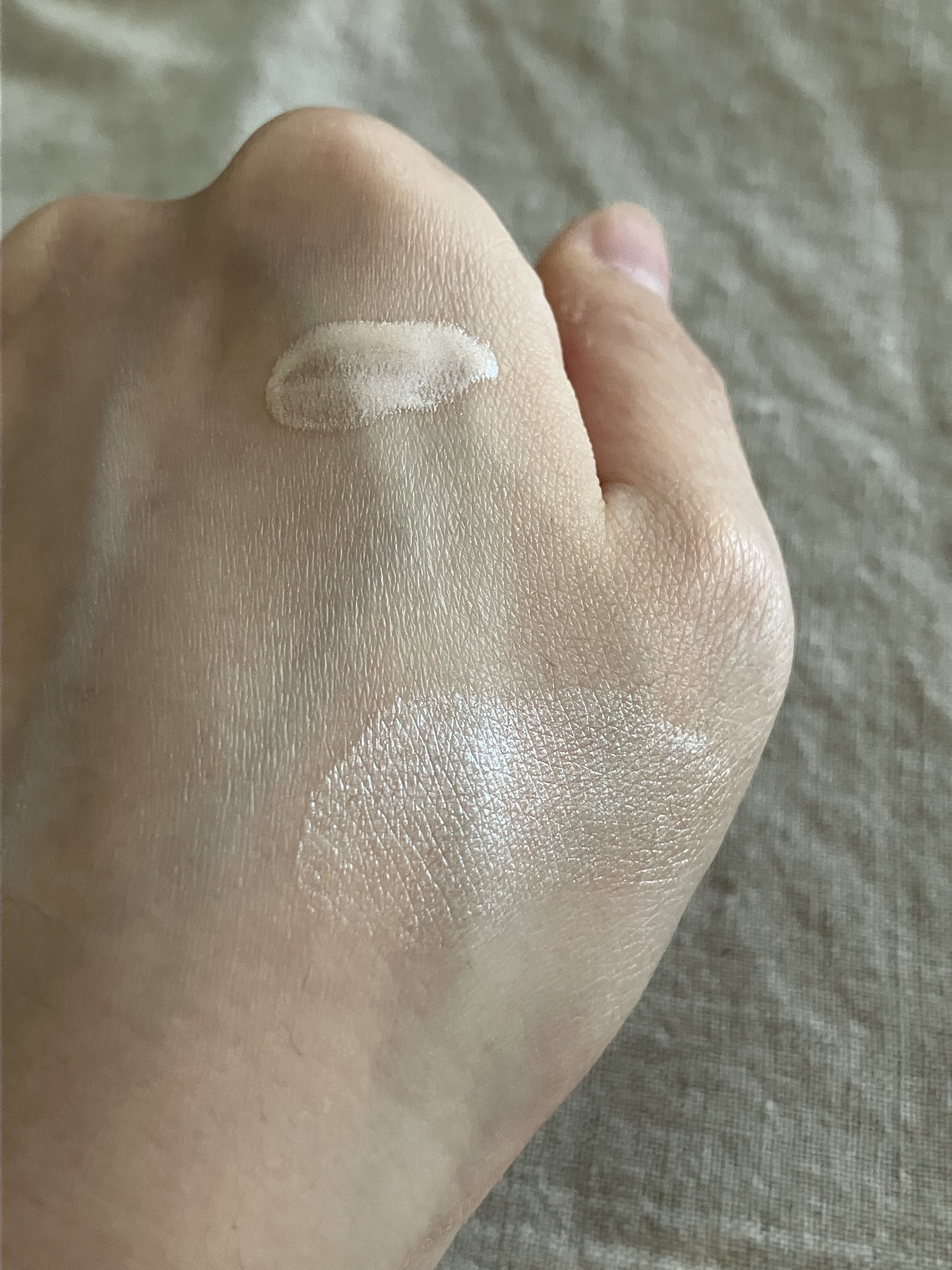 スキンフィニッシュ ライトストラック リキッド ハイライター/M・A・C/リキッドハイライトを使ったクチコミ（3枚目）