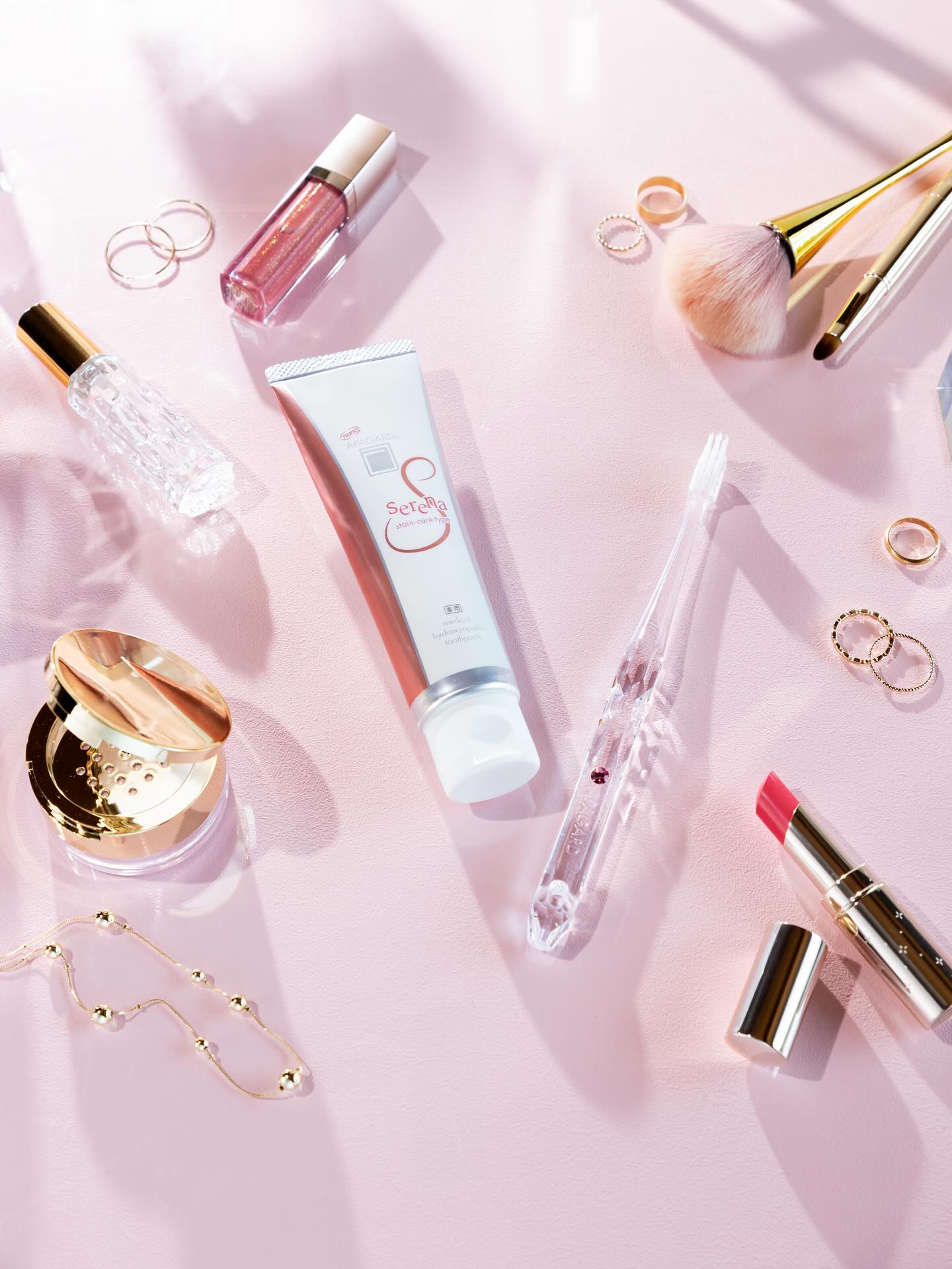 ⁡＼コスメポーチに、歯みがきも💗／
⁡
お気に入りのリップと並べたくなる、
#アパガードセレナ と 
#アパガードクリスタル歯ブラシ 💋🦷✨
⁡
ピンクのパッケージとキラキラクリスタルが、
コスメみたく可愛い💗
⁡
気分を上げて、口