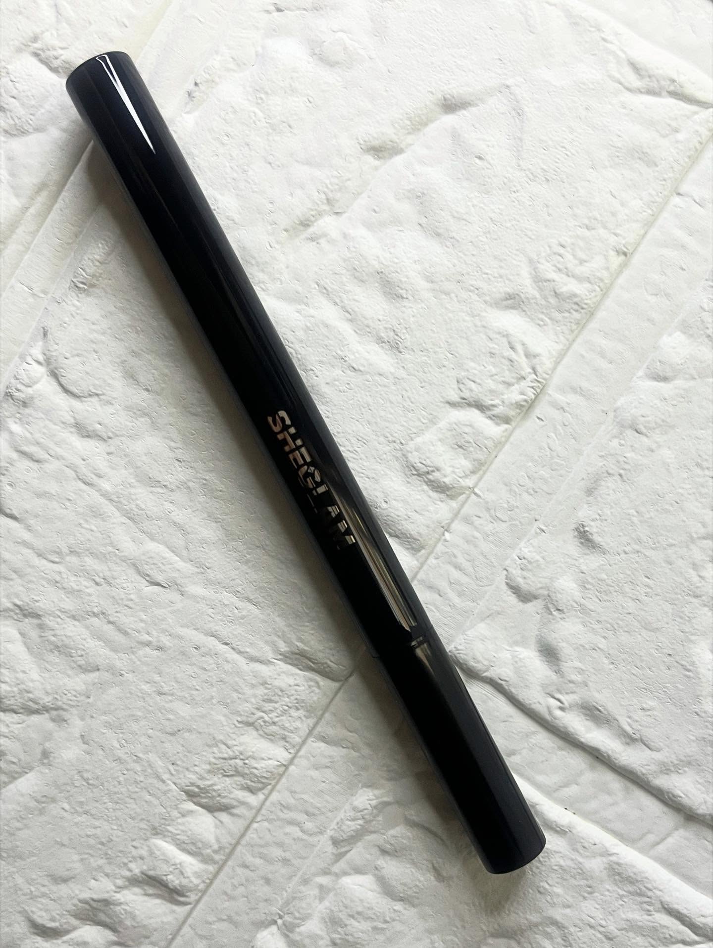 SHEGLAM プロプレシジョン ウォータープルーフ リキッドアイライナーのクチコミ「シーグラムの、アイライナー

結構な黒色。

少し涙には寄れるけどそのまでパンダ目にはならなく.....」（2枚目）