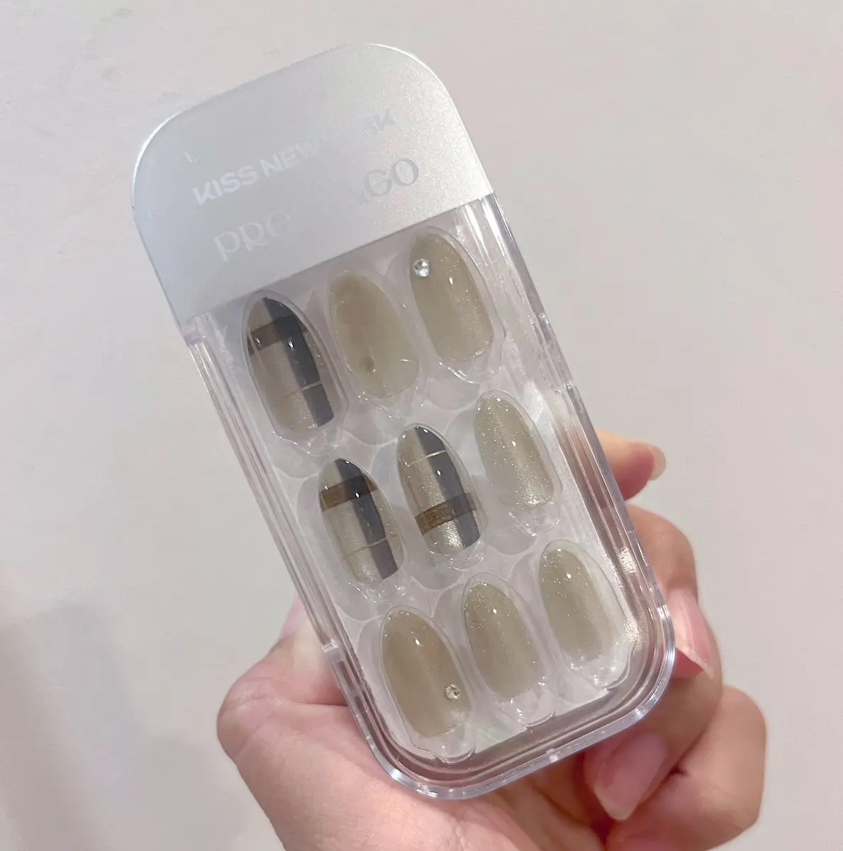 KISS NEW YORK
PRESS&GO

ネイルチップの概念覆された！💅✨
つけ爪って1日とかで取れると思ってたのに、爪と同じ長さに切ったら10日目でも健在😳（写真は切る前）
チップにシールがついてるから貼るだけで簡単！
秋っぽい