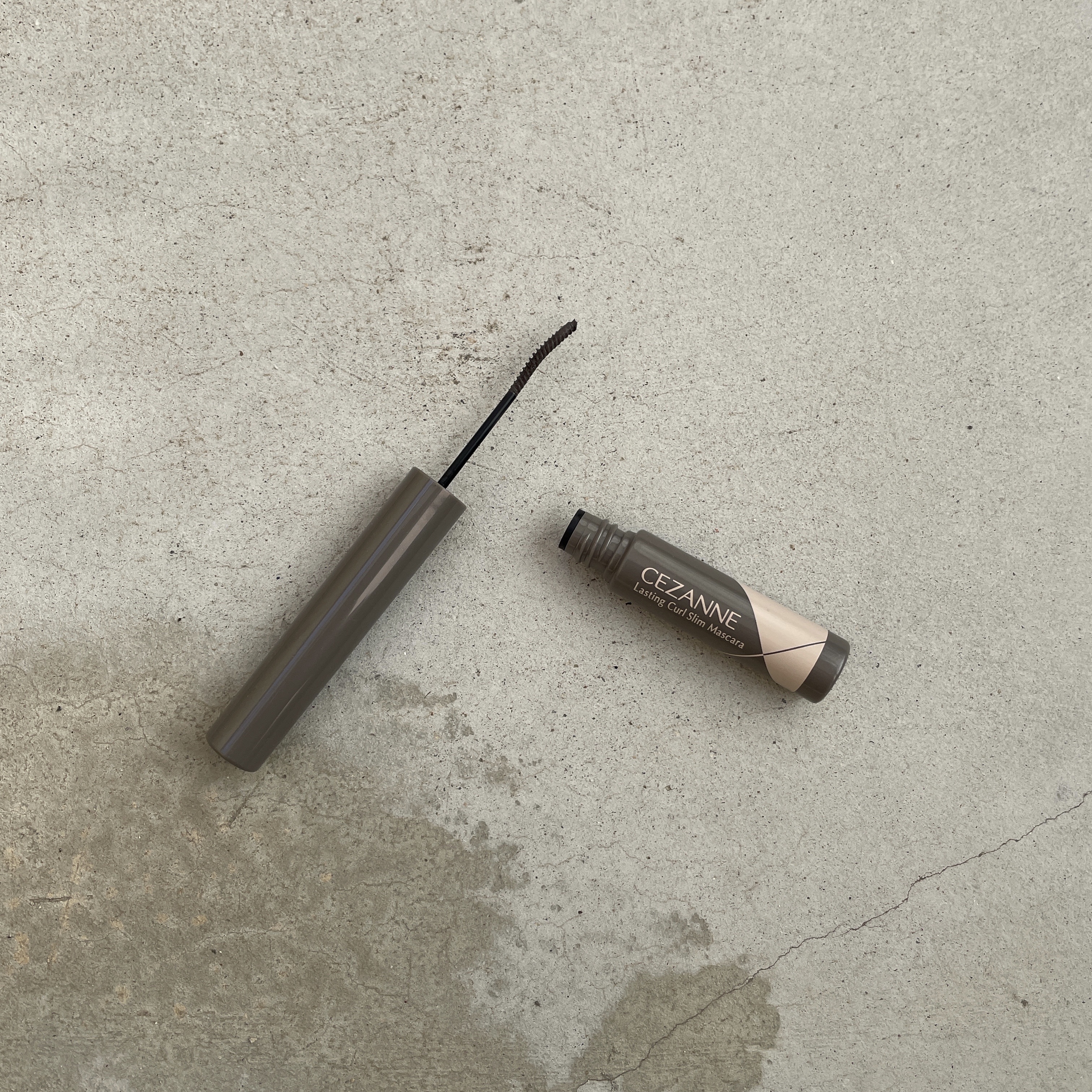 CEZANNE▸▸耐久カールスリムマスカラ
S2アッシュ

こちらも¥748と1000円以下👏🏻

"目元を自然に強調するアッシュグレー"

個人的に黒より優しく見える気がして好きです

黒のはっきりかっこいいとこも良いのですがね

◾