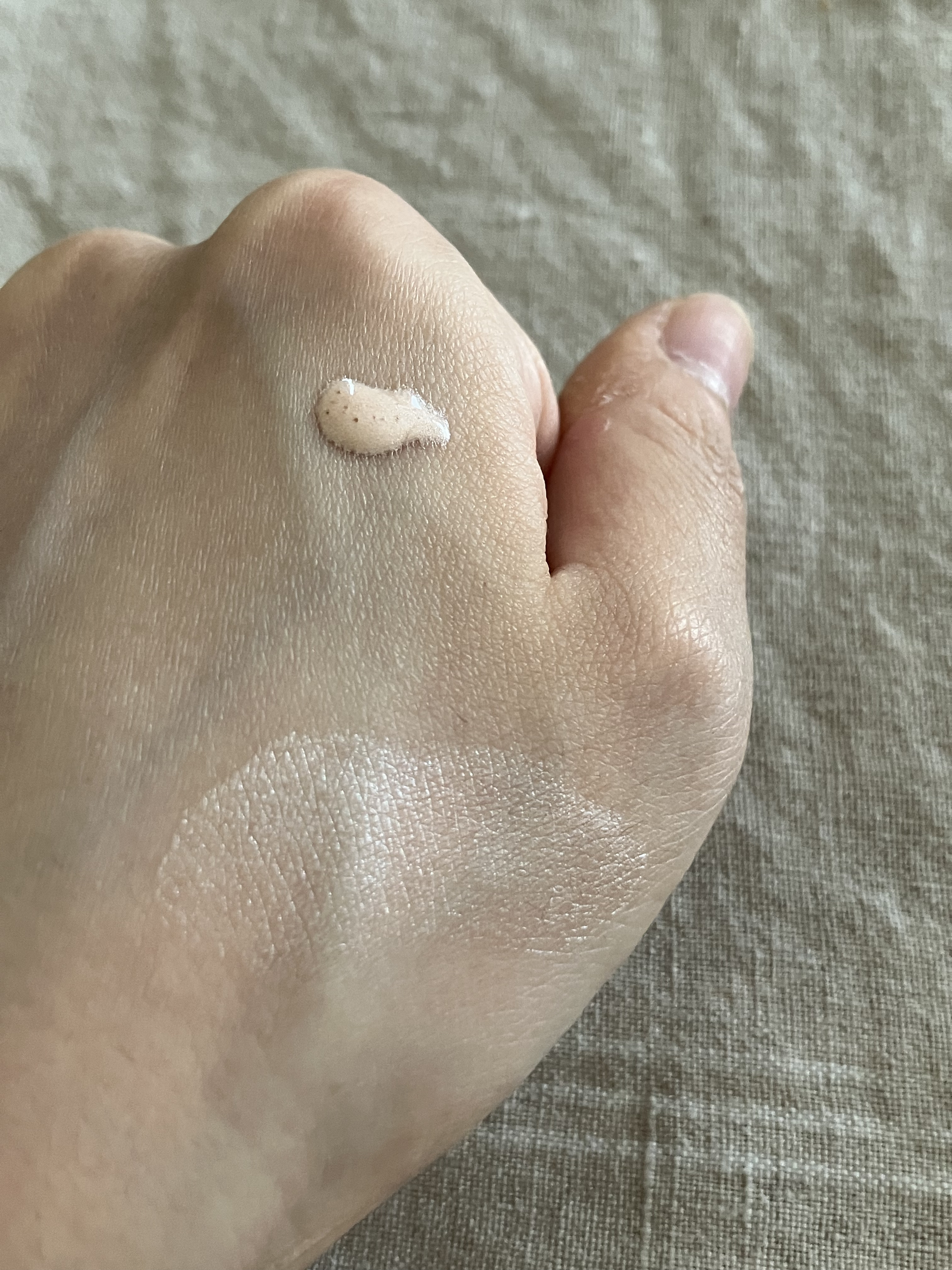 スキンフィニッシュ ライトストラック リキッド ハイライター/M・A・C/リキッドハイライトを使ったクチコミ（2枚目）