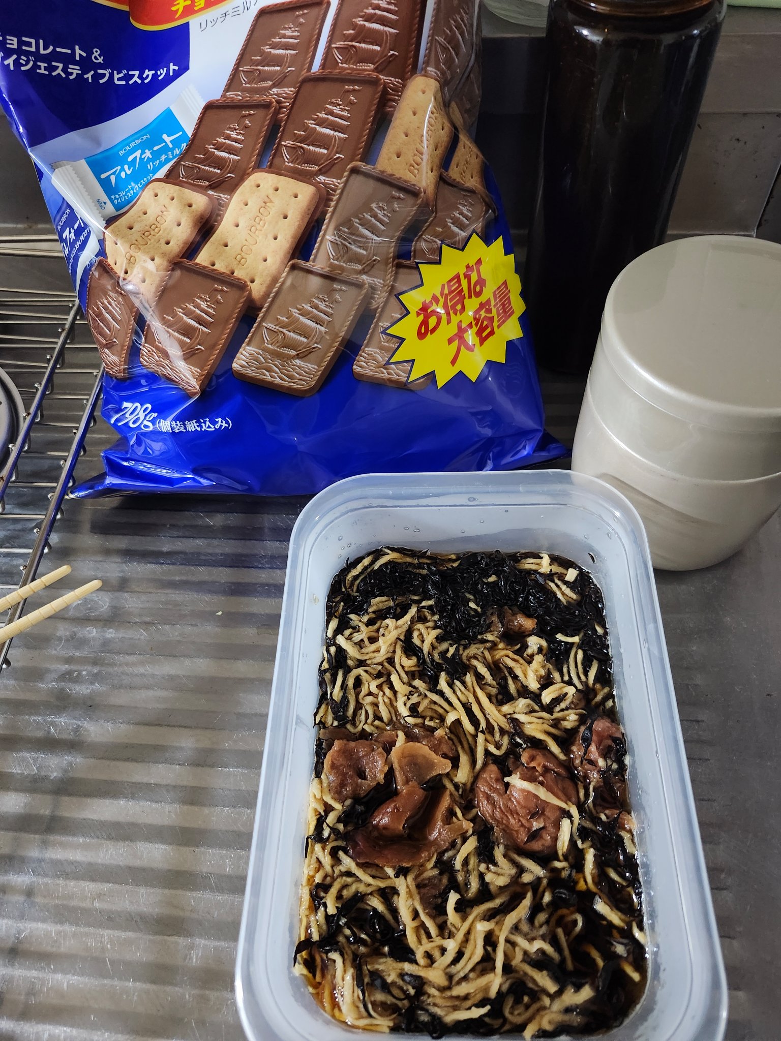 🌿🌿身体は食べ物で出来ている（笑）🌿
雑談投稿ですみません💦💦
チョコは職場でしか食べない

ひじきと切り干し大根のおひたしはよく作ります🍒


チョコは職場でしか食べないように。。
安くすませられるように
コストコでどーーんと