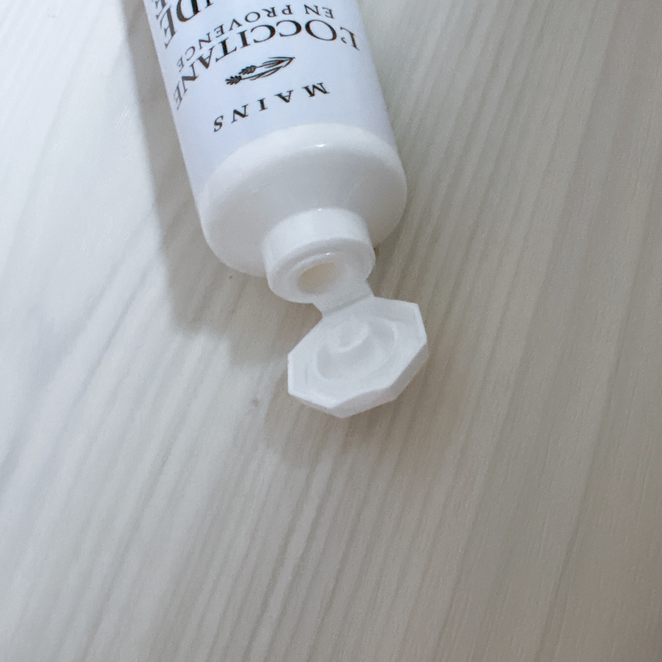 ラヴァンドブランシュ パフュームド ハンドクリーム/L'OCCITANE/ハンドクリームを使ったクチコミ（3枚目）