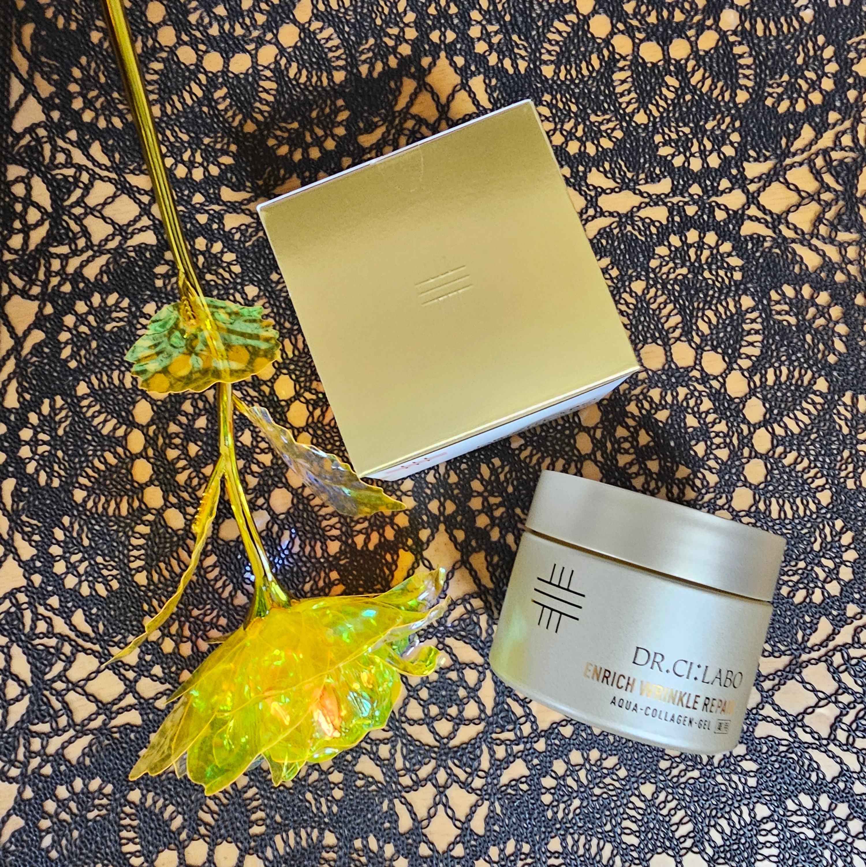 歴史のあるブランドですよね
学生時代は、大人のコスメブランドのイメージだったのですが
今は、私の年代に合うコスメブランドになった気がします

ゴールドのジャータイプの容器に入っています
落ち着いた色味のゴールドだと思います
ゴールドって大人