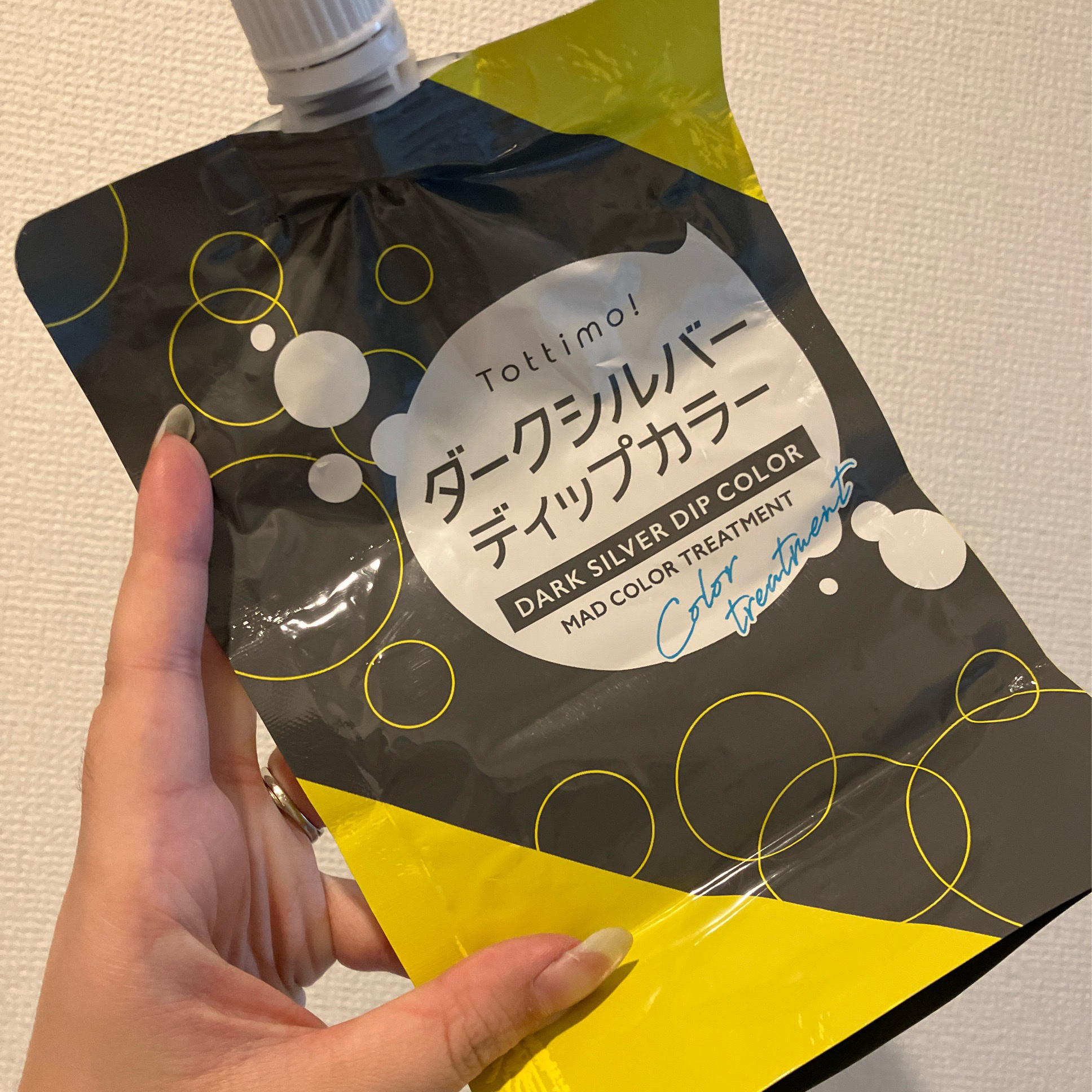 #使い切り #リピート

アイケイ
  tottimo！ディップカラー
    ダークシルバー


2つめ使い切り〜！


変な匂いがしないどころか
むしろいい匂いだし、
カラー後の色落ち遅らせられるし

なんなら落ちちゃってからでも
ある