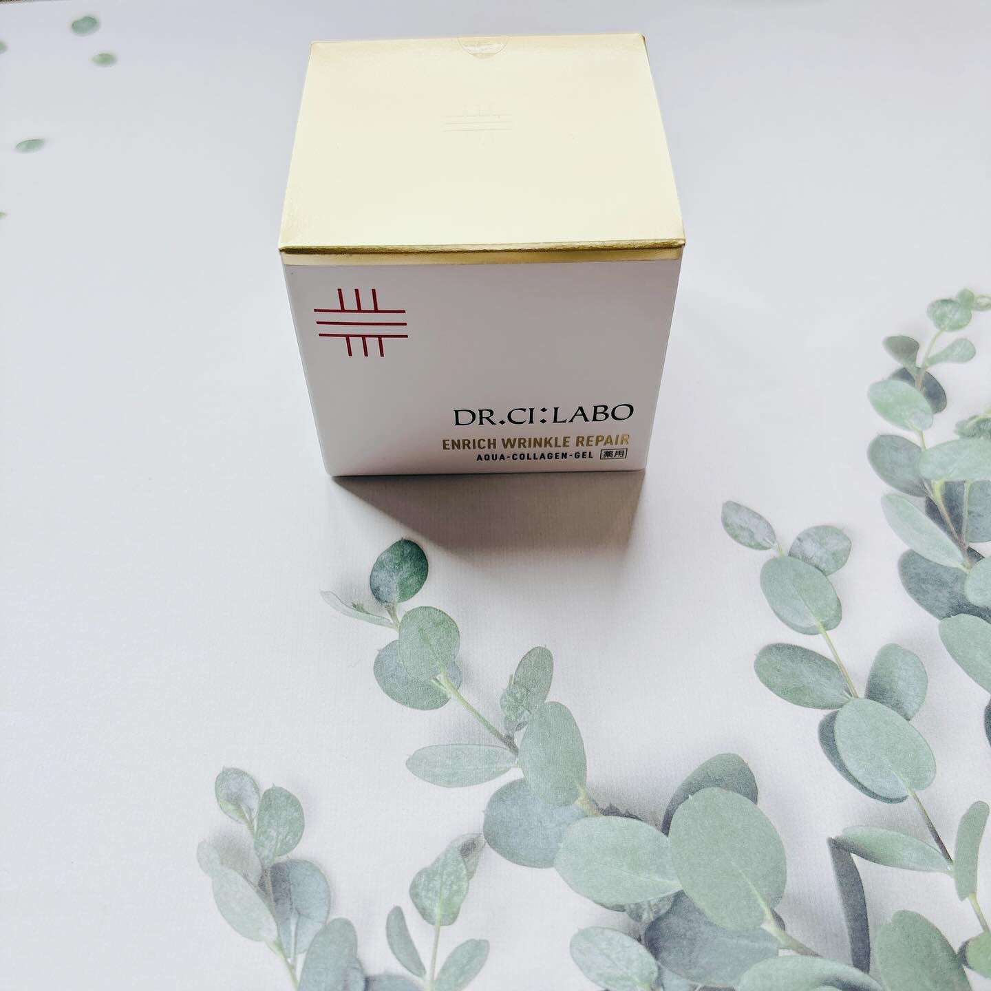 薬用アクアコラーゲンゲル　エンリッチリンクルリペア 
使ってみました。

シンプルですが高級感のあるパッケージがドクターシーラボ様という佇まいですね。

思ったよりも軽かったですが、どっしり安定感があって気に入っています。

スパチュラがつ