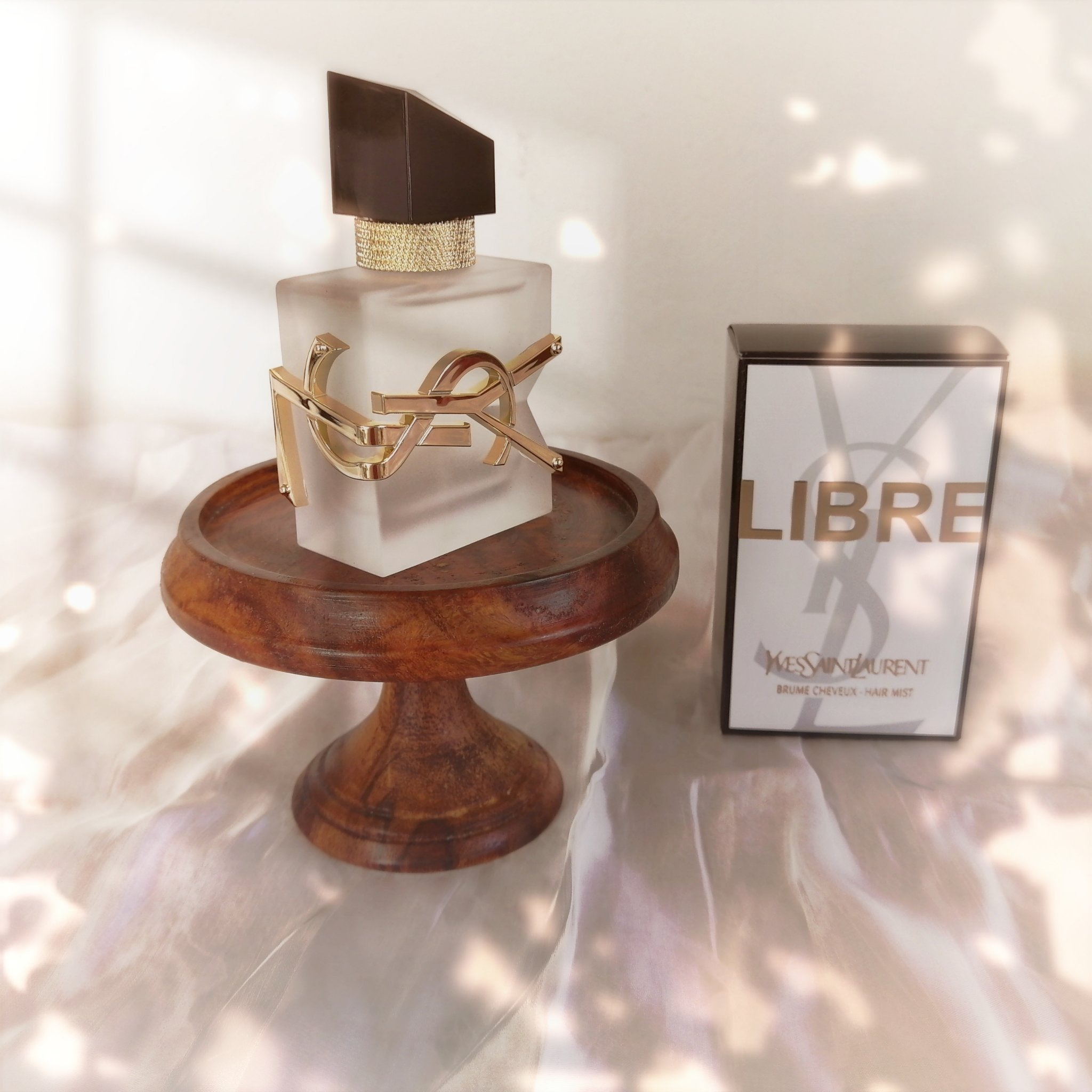 YVES SAINT LAURENT BEAUTE
リブレ ヘアミスト
甘く、セクシーで大人の香り
ずっと欲しくてやっと購入に至りました
容器も高級感あっておしゃれ過ぎる
ずっと身に纏っていたい優美な香り
香水嫌いのヘアミスト(ヘア用香水)