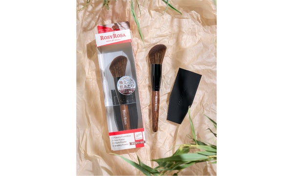 ロージーローザのメイクブラシ「パウダーブラシEX」に、穂先が斜め形状の<アングルド>が登場