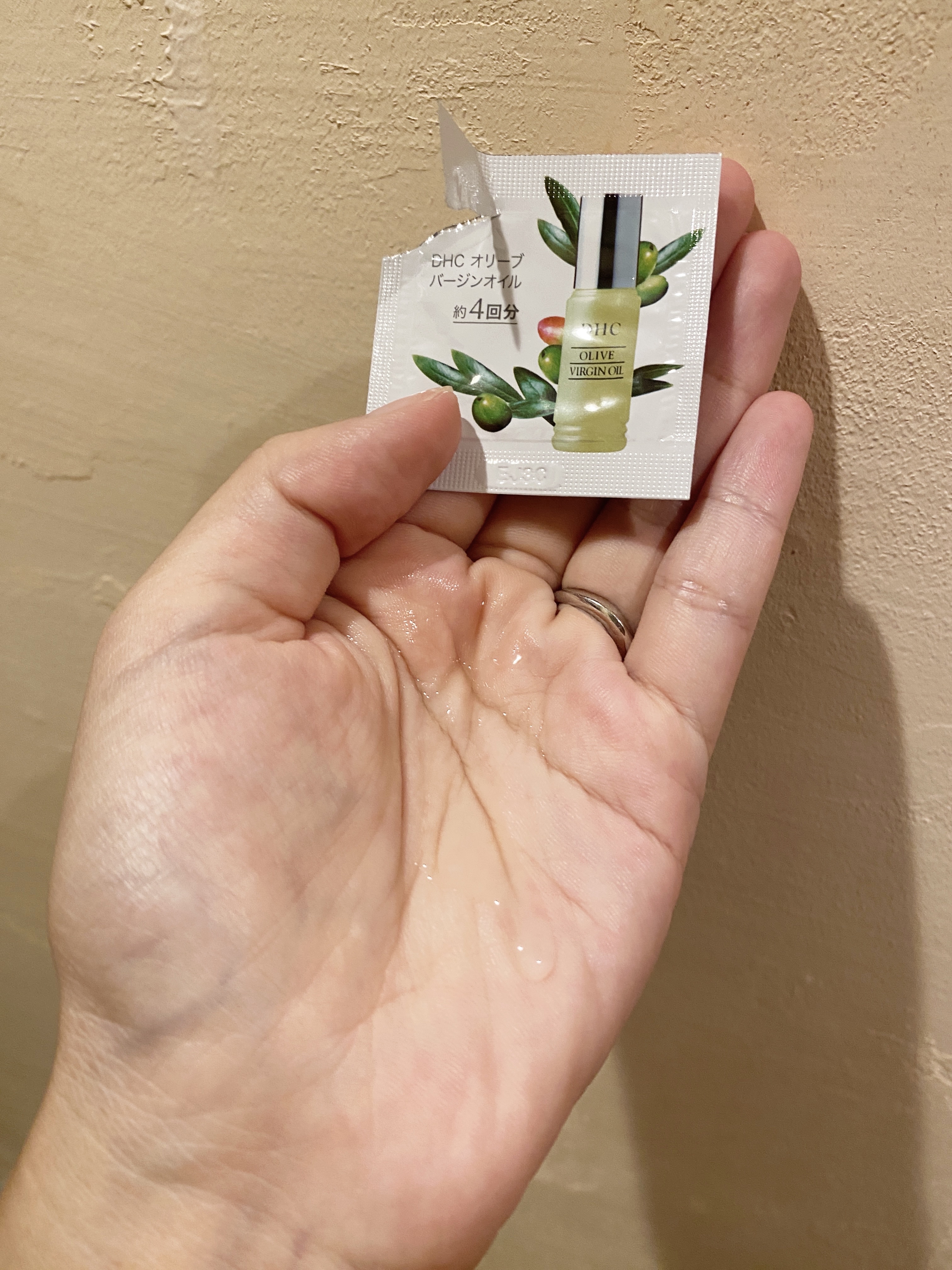 ドラッグストアで試供品いっぱい頂いた！

【使った商品】
DHC オリーブバージンオイル

【商品の特徴】
1980年5月発売
完全有機栽培のオリーブから採った最高級美容オイル
紫外線から肌を守り、皮脂の酸化を抑え、肌荒れやニキビをいたわる