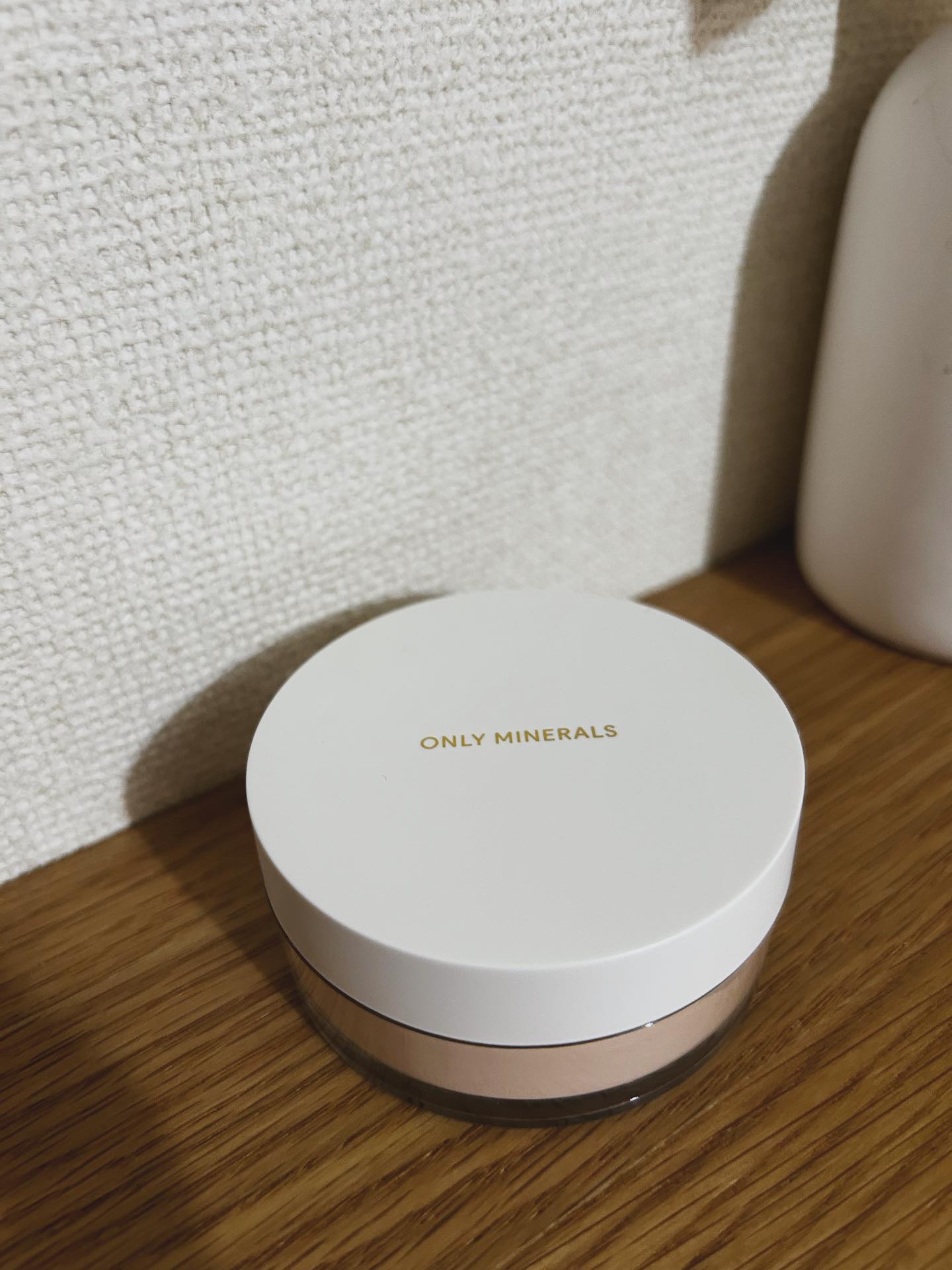 
オンリーミネラル　
薬用レスキューフェイスパウダー

01 クリアベージュ

敏感肌で肌荒れしやすい私にぴったりで
嬉しい！
ふんわりしっとりしたパウダーが肌に馴染んで
自然にカバーしてくれて使いやすいよ！
パフは厚みがあってしっかり密着