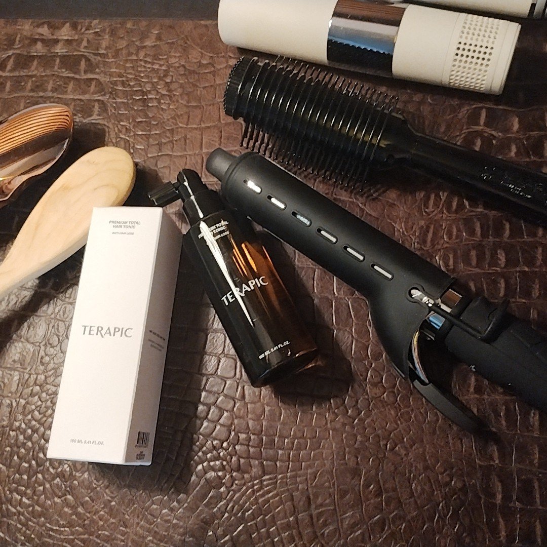 
認めたくない最近の頭頂部の薄毛😱
シャンプーの度になんとかせねばと、韓国で人気のスカルプケアトニック【テラフィック】『 プレミアム トータル ヘアトニック』で 薄毛対策の頭皮ケア に勤しんでいます。

低刺激処方で、ふんわり優しい香り�