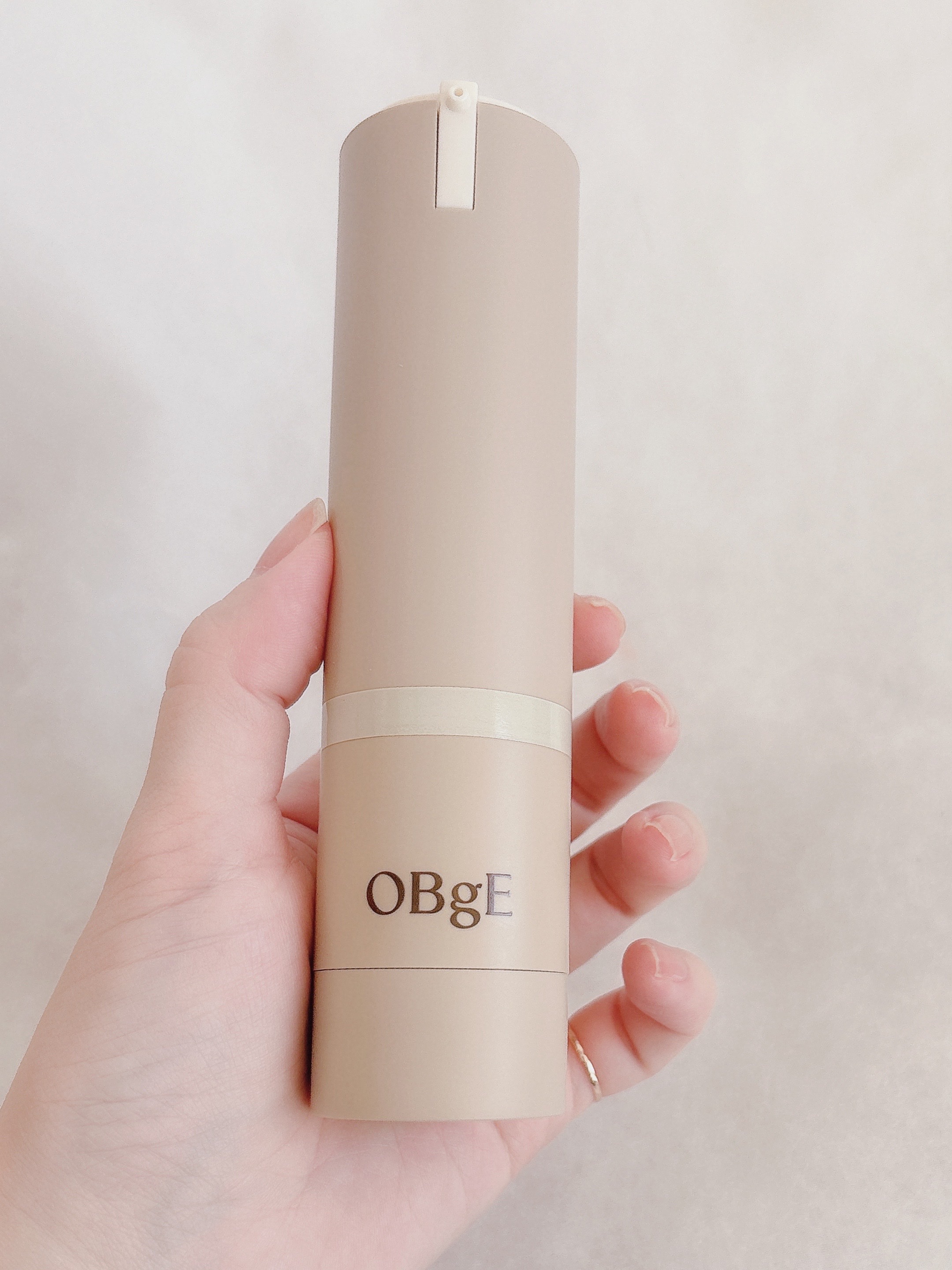 OBgE ナチュラルカバーローション
⚫︎下地・ファンデ・UVカットが1本で完成
⚫︎ムラや赤みを自然にカバーして均一な仕上がり

→ ベタつかず伸びるのにカバー力もちゃんとあって、しかもツヤ肌仕上げ。厚塗り感ゼロで「すっぴんキレイ風」が叶