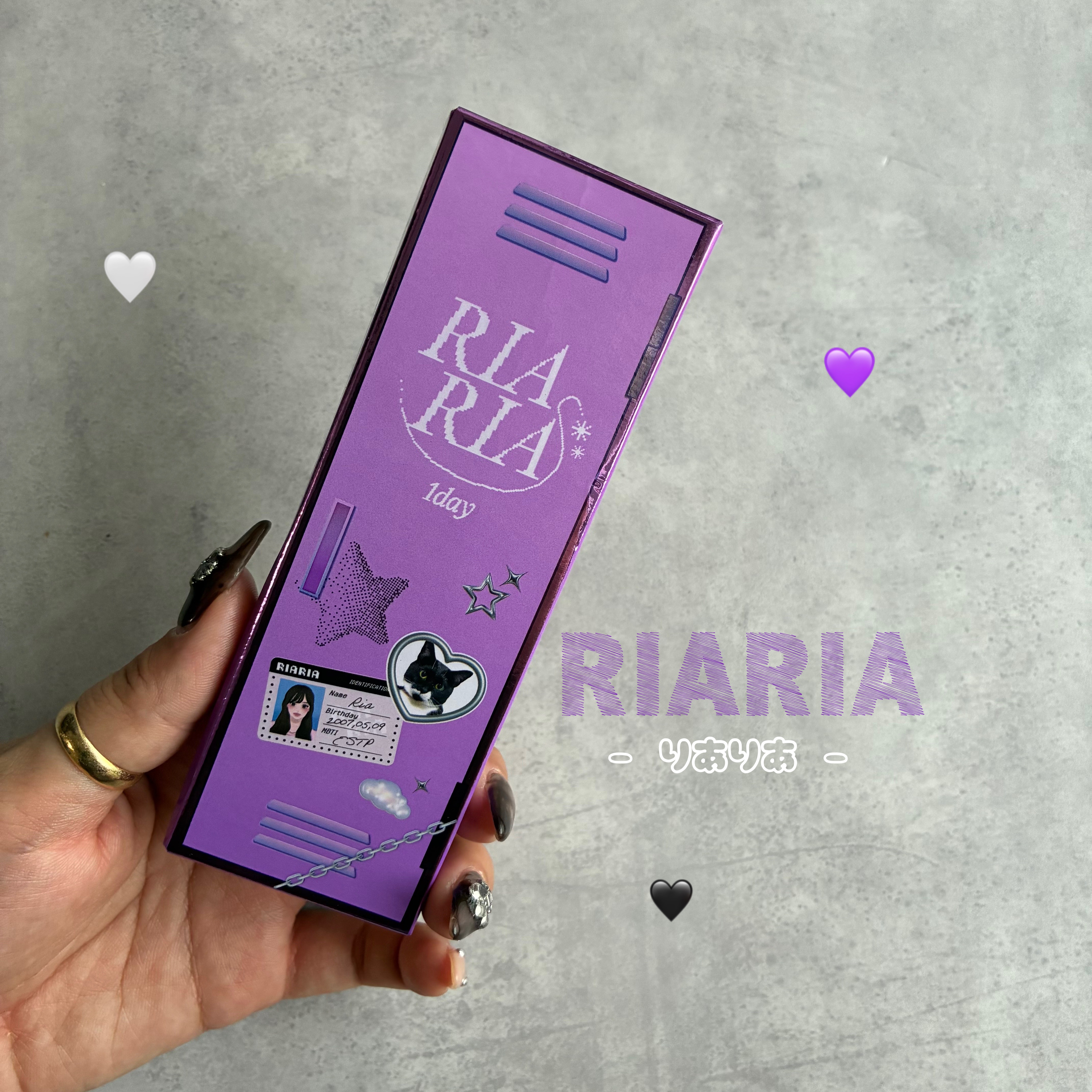 
💜RIARIA 1day💜

未来感×ガールクラッシュ。
まるでaespaの世界に迷い込んだみたいなパッケージ⚡️

ロッカー風のデザインに、メタリックパープルの輝き。
“りありあ”のこの1dayカラコン、
手に取った瞬間からもう特別