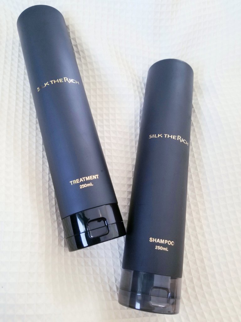 シャンプーは粘度高めのテクスチャーで濃密に泡立ちます。
7種のスカルプ成分のおかげか、地肌がスッキリ整いました。
泡パックの様に少し置いてから流すのがオススメ。

トリートメントは濃厚で、髪1本1本にしっかりとうるおいを与えてくれる印象。
