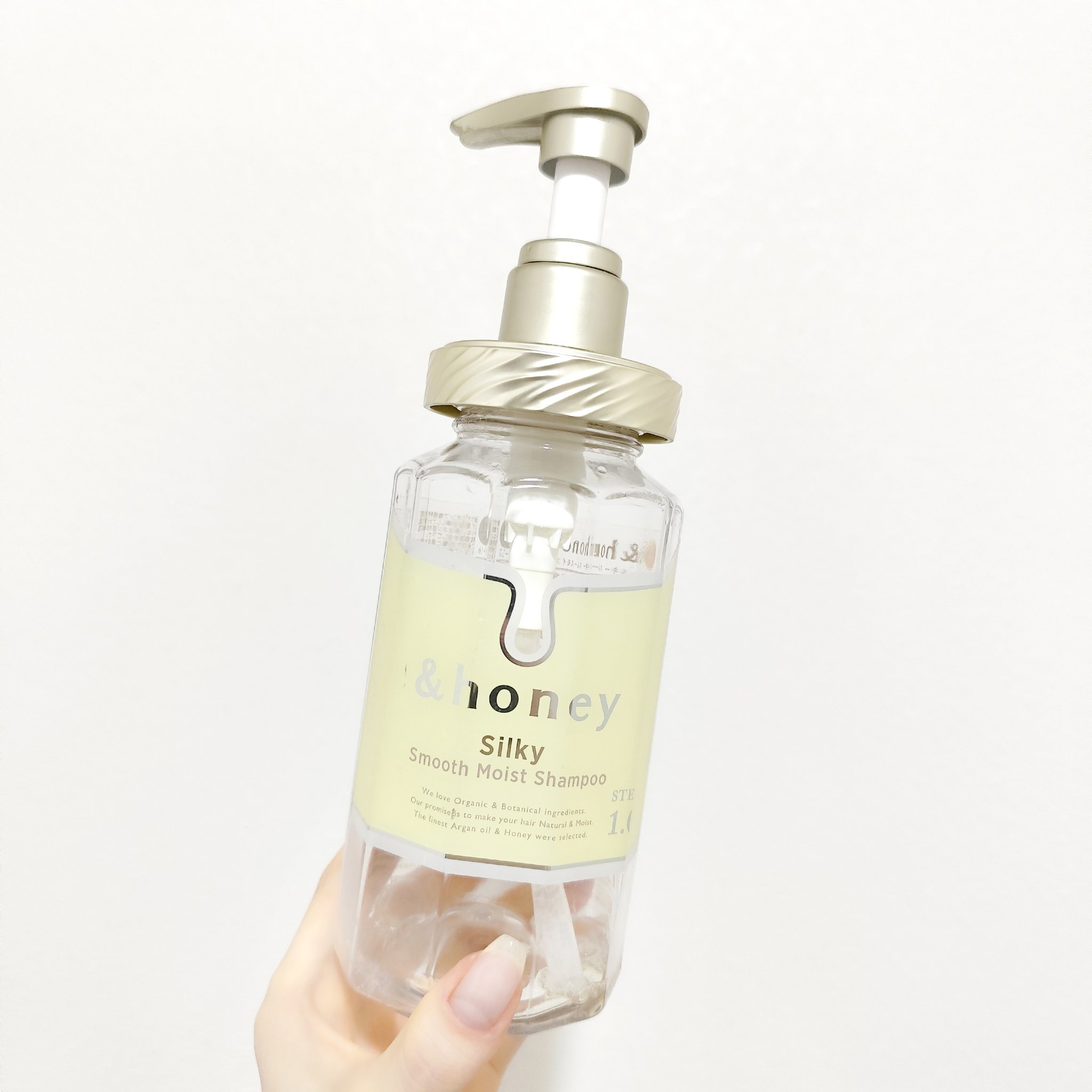 〖&honey シルキー　スムースモイスチャー　シャンプー　1.0〗

使い切りです。
アンドハニーの中ではスッキリめの香りと
軽めの仕上がりかな？

シャントリセットで使ってたけど、
シャンプーが終わった時点で結構するんするんとした
指通