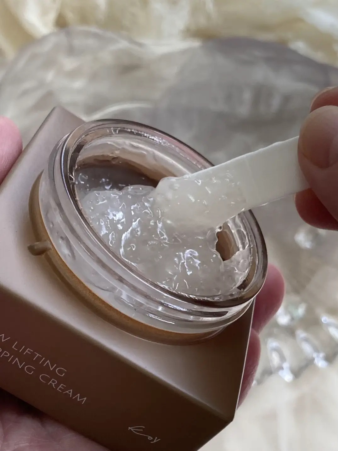 
再掲.

一度投稿しましたが、
これは早急に、と思い追記致します。
1ヶ月近く使い続けての感想です。

この配合されているカプセルのボルフィリンは、脂肪細胞をボリュームアップする成分。
極端に頬が痩せた方や涙袋が欲しい方、美容医療後のヒア