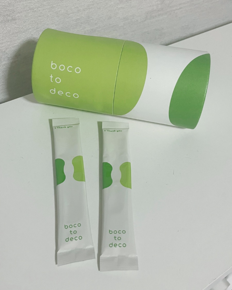 boco to deco

20本入り

¥3,700

1〜2日に1本目安

明日葉とさいまいもでんぷんの２つだけで生まれた青汁。
不足しがちな栄養素を補い、美容や健康を気遣う方におすすめ！

水やお湯、牛乳、ココア、豆乳に溶かして。
ヨ