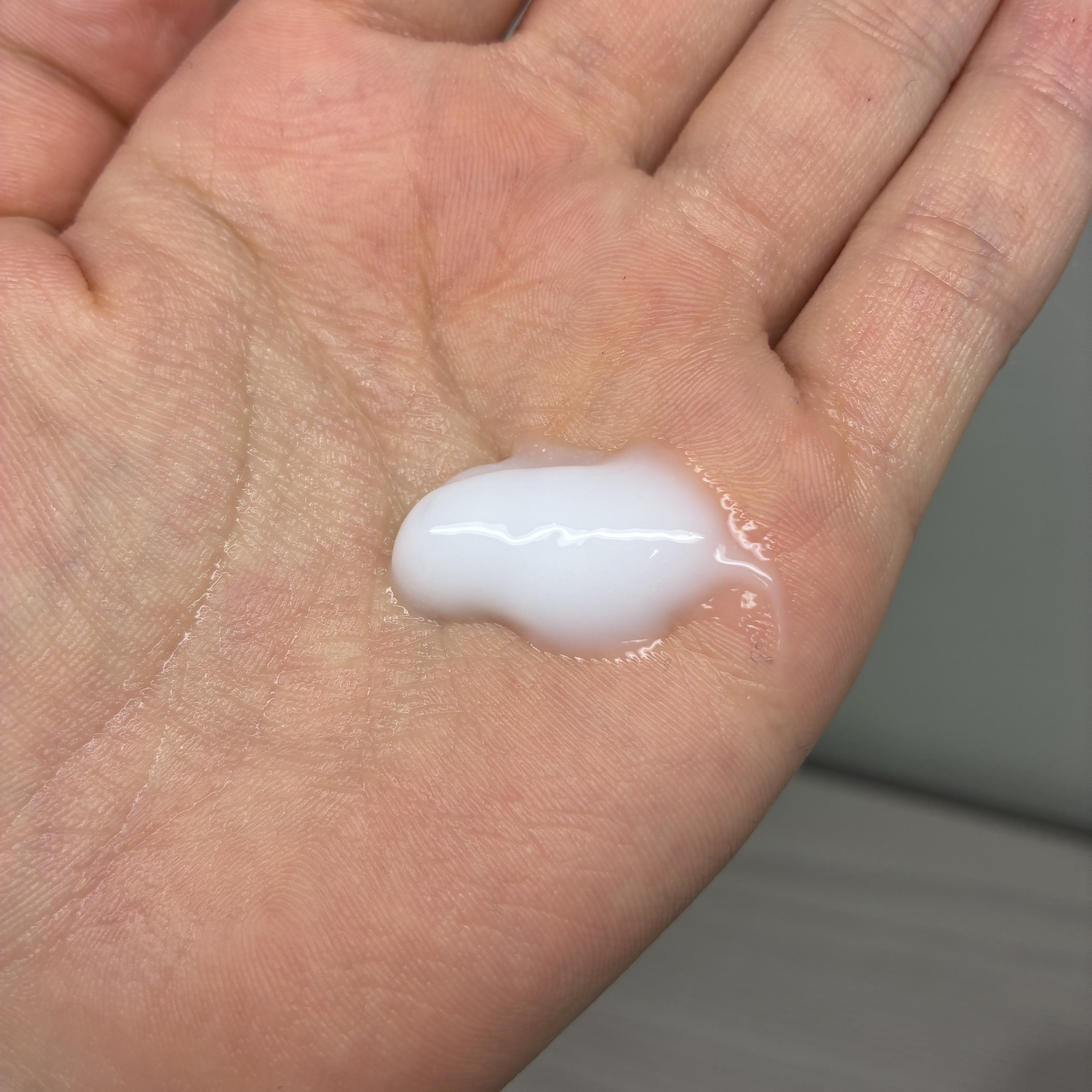 ニベア ルーセントビューティ ディープモイスチャー 浸透保湿美容液ボディミルク リッチローズの香り/ニベア/ボディミルクを使ったクチコミ（2枚目）